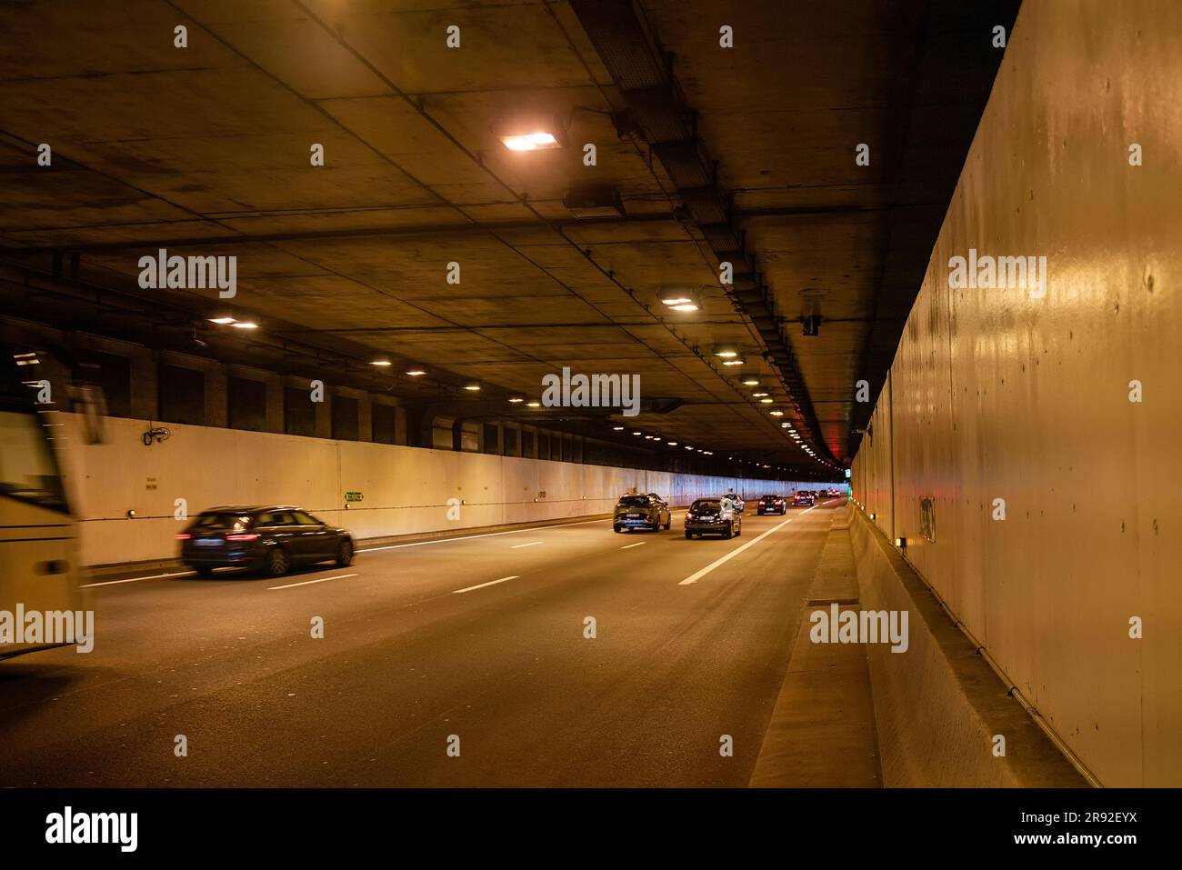 Tunnel sull'avenue de Normandie con dispositivi speciali per condizionatore d'aria e uscite di emergenza Foto Stock