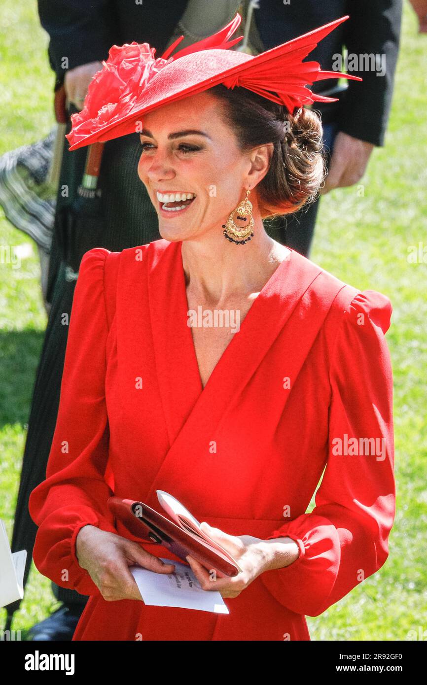 Ascot, Berkshire, Regno Unito. 23 giugno 2023. Catherine, la Principessa di Galles, parla con i partecipanti con Guglielmo, il Principe di Galles. Catherine indossa Alexander McQueen. La processione reale con la famiglia reale e i loro ospiti in carrozza si fa strada attraverso l'anello di sfilata al Royal Ascot il quarto giorno dell'evento ippico. I membri della famiglia reale si mescolano sul prato prima di trasferirsi al recinto reale. Crediti: Imageplotter/Alamy Live News Foto Stock