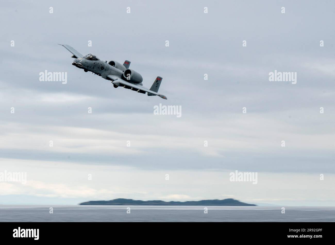 UN U.S. Air Force A-10 Thunderbolt II assegnato alla Moody Air Force base, Georgia, fornisce un supporto aereo ravvicinato per le navi navali durante l'ESERCITAZIONE AGILE BLIZZARD-UNIFIED VISION 2023 sopra British Columbia, Canada, 21 giugno 2023. Durante lo scenario, una nave della Royal Canadian Navy venne attaccata da forze nemiche simulate e richiese supporto dagli A-10 per sopprimere gli avversari. (STATI UNITI Foto Air Force di Tech. Sgt. Betty R. Chevalier) Foto Stock