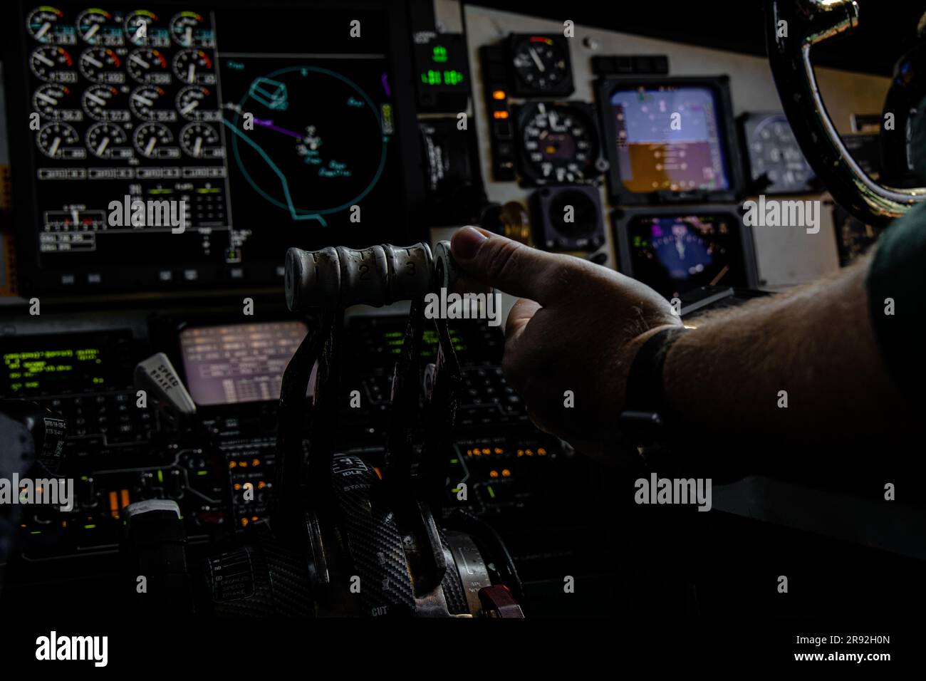 STATI UNITI Air Force 1st Lt. James Pirinelli, un pilota KC-135 Stratotanker con 171st Air Refueling Wing, Pennsylvania Air National Guard, effettua controlli pre-volo prima del rifornimento aereo di F-35C Lightning II con Marine Fighter Attack Squadron (VMFA) 314, Marine Aircraft Group (MAG) 11, 3rd Marine Aircraft Wing (MAW) presso Marine Corps Air Station Miramar, California, 17 giugno 2023. Il VMFA-314 volò su quattro F-35C Lightning IIS dalla Marine Corps Air Station di Miramar, California, a Williamtown, in Australia, per addestrarsi al fianco degli Alleati e dei partner nella regione Indo-Pacifico. Pirinelli e' un Buffalo, New Yor Foto Stock