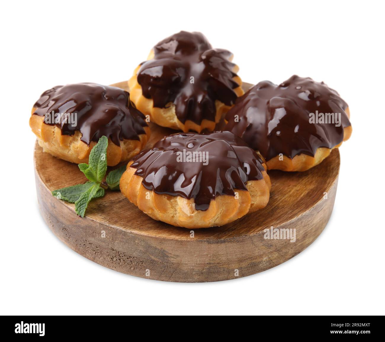 Deliziosi profiteroles con crema di cioccolato e menta isolata sul bianco Foto Stock