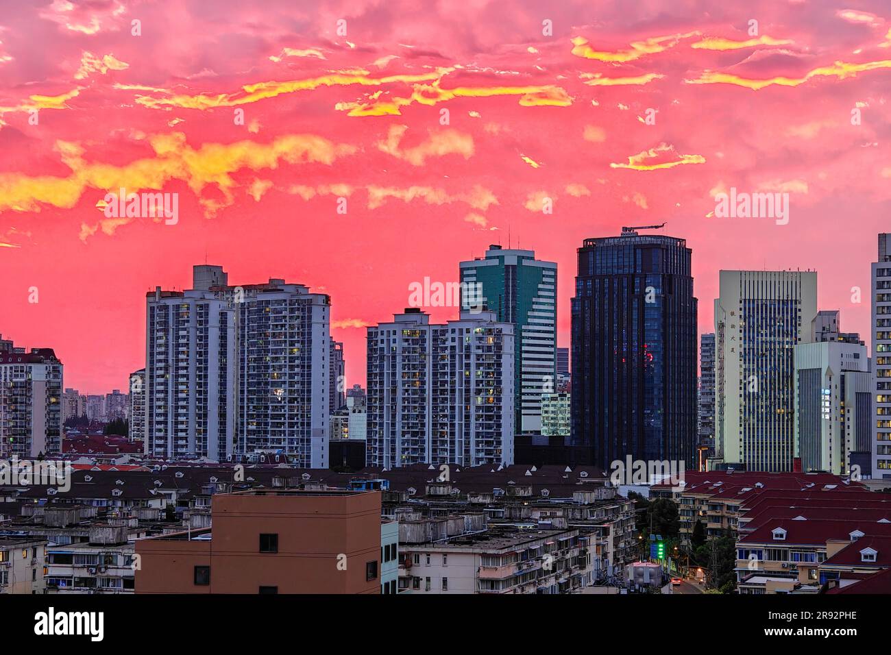 SHANGHAI, CINA - 23 GIUGNO 2023 - le nuvole di fuoco si vedono nel cielo serale a Shanghai, Cina, 23 giugno 2023. Foto Stock