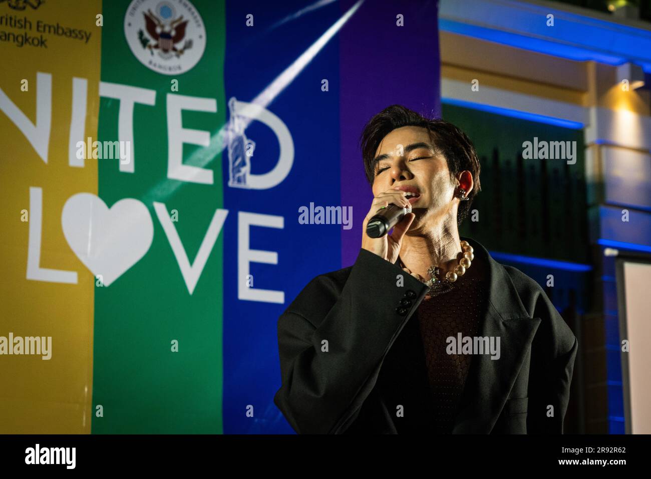 Bangkok, Thailandia. 23 giugno 2023. BANGKOK, THAILANDIA. 23 GIUGNO - Ton Thanasit si esibisce durante "United in Love" un evento annuale LGBTQIA Pride presso il W Hotel, per celebrare gli sforzi dei difensori dei diritti umani che lavorano sui diritti LGBT e sull'inclusione, nonché per riaffermare l'impegno del Regno Unito e degli Stati Uniti per l'equità di genere, l'uguaglianza e le comunità LGBT in Thailandia. Crediti: Matt Hunt/Neato/Alamy Live News Foto Stock