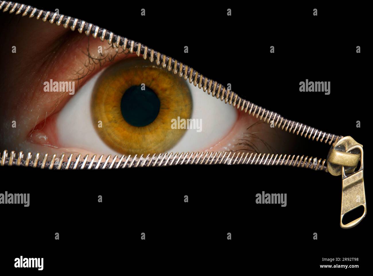 Occhio umano che fissa zip, immagine composita Foto Stock