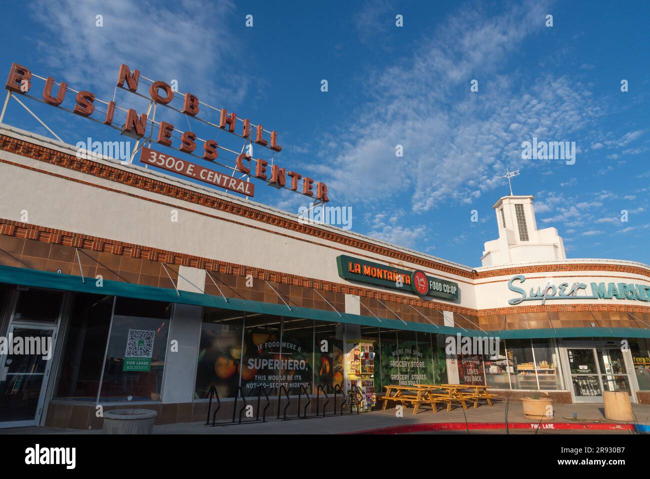 Nob Hill Business Center con la Montanita Food Co-op, un piccolo supermercato orientato alla comunità sulla Route 66 ad Albuquerque, New Mexico, Stati Uniti. Foto Stock