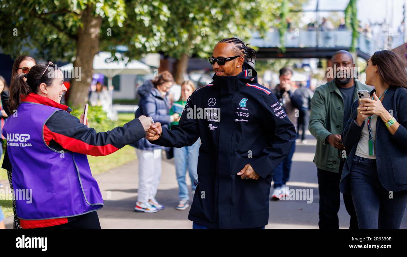 Lewis Hamilton (GBR) nel paddock al Gran Premio di Formula uno australiano all'Albert Park Street Circuit il 1 aprile 2023. Foto Stock