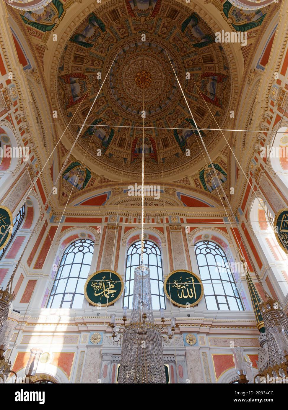 Interno della grande Moschea Mecidiye (Moschea Ortaköy) a Ortakoy, distretto di Beşiktaş, Istanbul, Turchia Foto Stock
