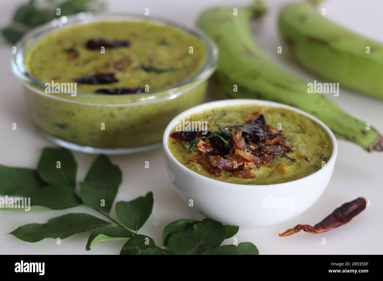 Curry di banana verde o curry di plantain preparato in stile Kerala con cocco grattugiato e spezie. Un menu vegetariano facile e delizioso in stile Kerala del Sud dell'India Foto Stock