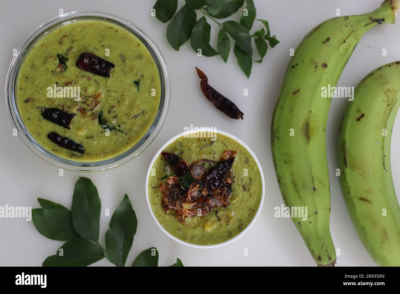 Curry di banana verde o curry di plantain preparato in stile Kerala con cocco grattugiato e spezie. Un menu vegetariano facile e delizioso in stile Kerala del Sud dell'India Foto Stock