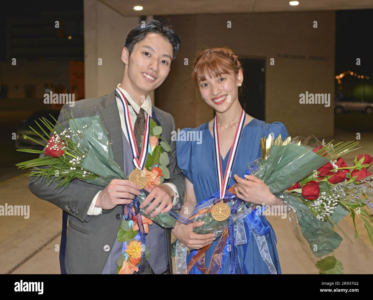 Sayako Toku (R), 21 anni, da Kobe nel Giappone occidentale, e Ryo Sasaki, 24 anni, dalla prefettura di Osaka, posa per una foto dopo aver vinto gli oro della divisione senior al Concorso Internazionale di Balletto USA a Jackson, Mississippi, il 23 giugno 2023. (Kyodo)==Kyodo Photo via Credit: Newscom/Alamy Live News Foto Stock