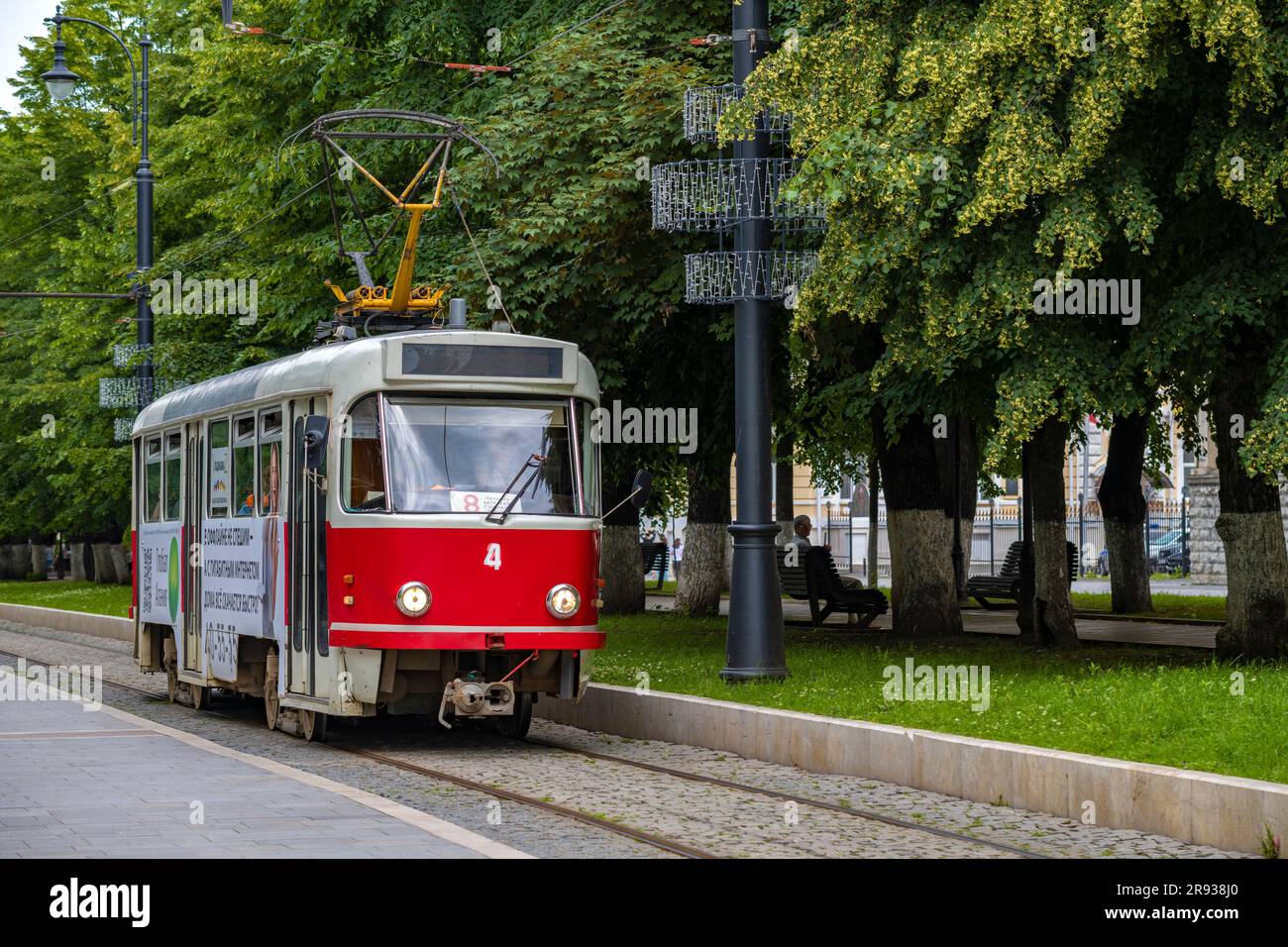 VLADIKAVKAZ, RUSSIA - 13 GIUGNO 2023: Vecchio tram rosso sul Prospekt mira in un giorno d'estate Foto Stock