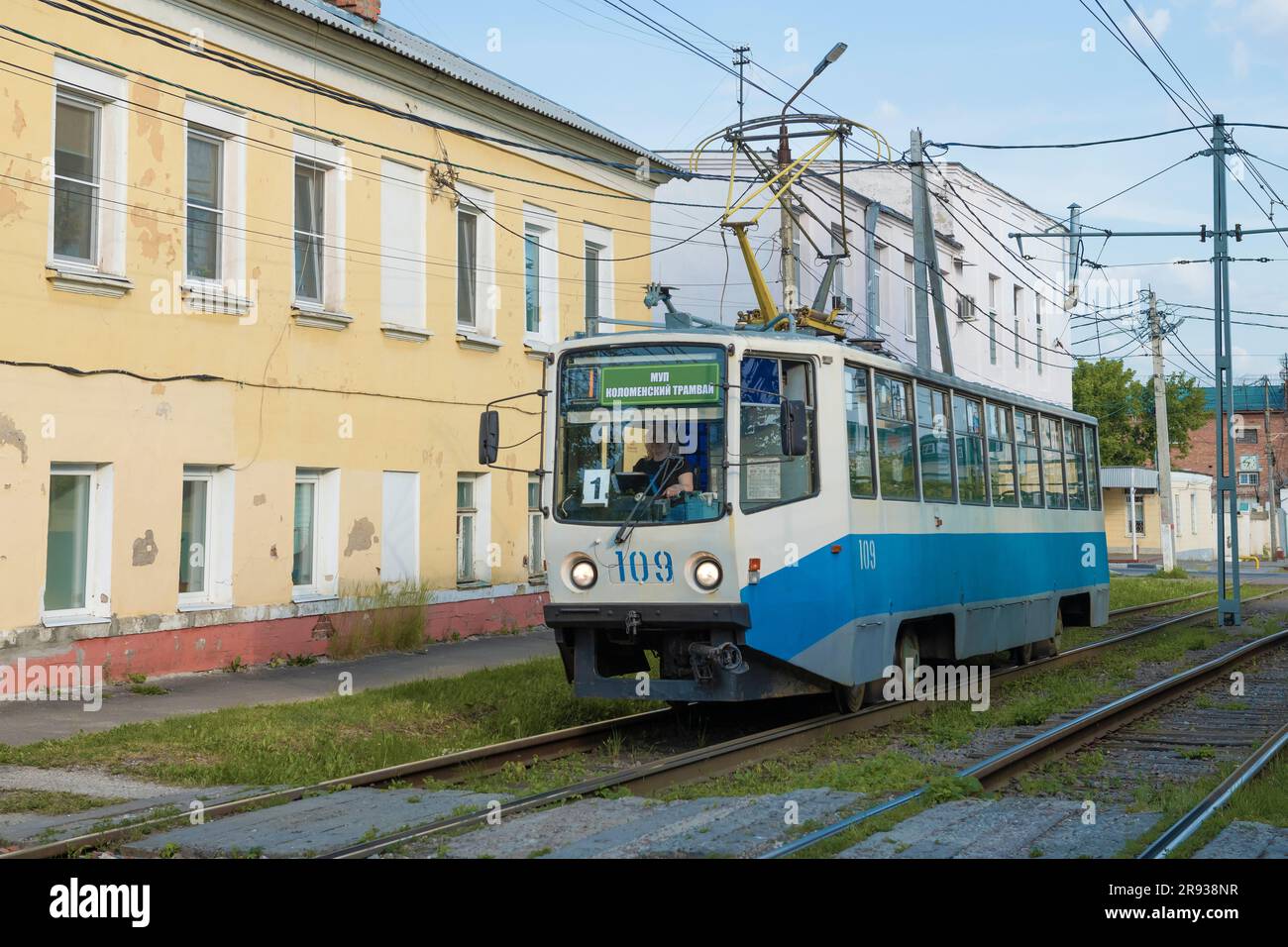 KOLOMNA, RUSSIA - 17 GIUGNO 2023: Tram modello 71-608KM (KTM-8) su una strada cittadina la mattina di giugno Foto Stock