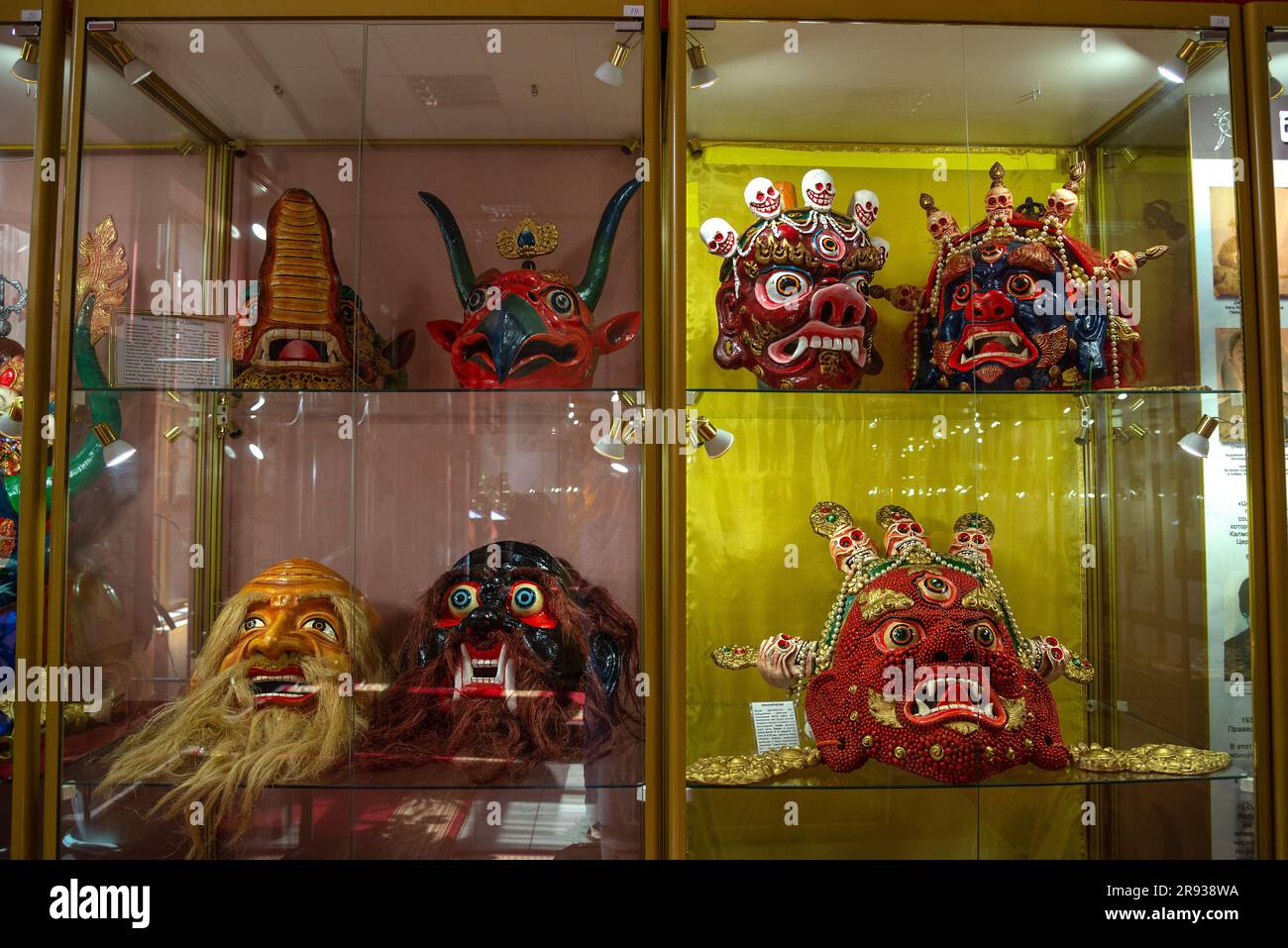 ELISTA, RUSSIA - 04 GIUGNO 2023: Maschere buddiste mistiche nel Museo di Storia del Buddismo. Elista, Repubblica di Kalmykia Foto Stock