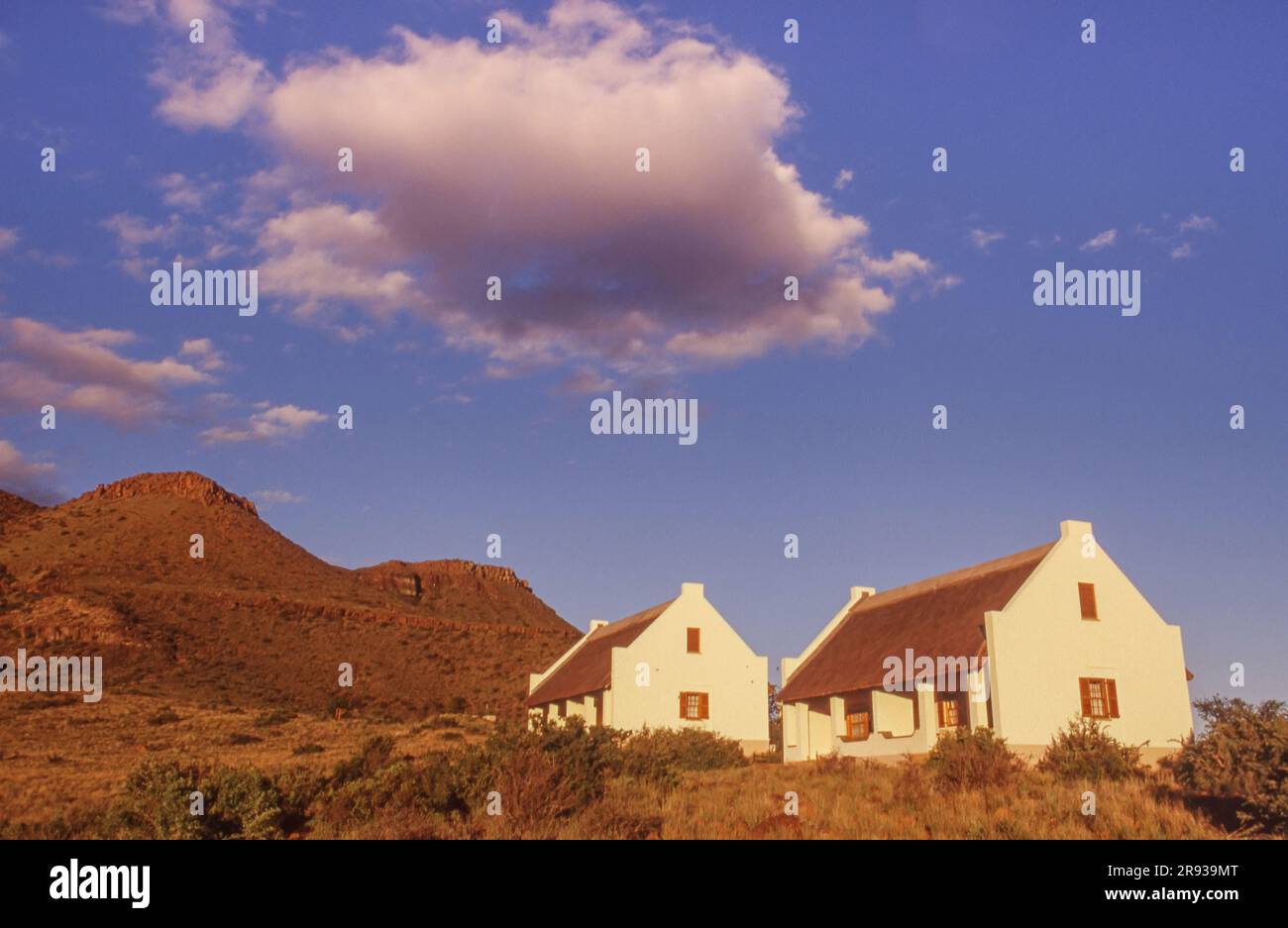 Attraenti chalet in stile Cape Dutch nel Parco Nazionale del Karoo vicino a Beaufort West nella Provincia del Capo Occidentale in Sudafrica. Foto Stock