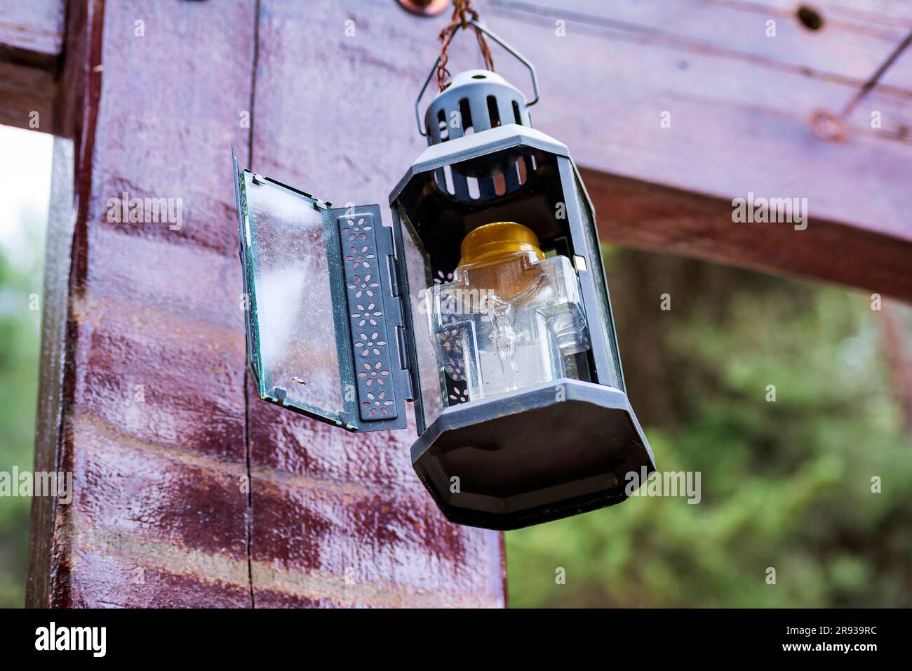 Una lampada a candela di vetro con un cappuccio metallico appeso a una porta in un monastero, Attica, Grecia. Foto Stock