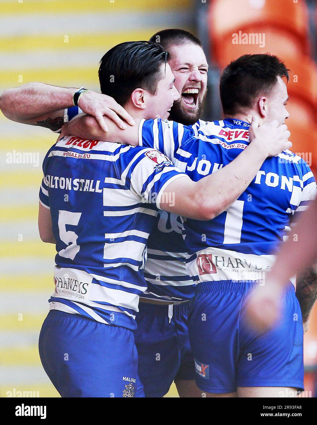 Blackpool, Regno Unito. 6 giugno 2016. Foto di Chris Mangnall/SWpix.com - 29/05/2016 - Rugby League - Kingstone Press Championship Summer Bash - Halifax RLFC / Featherstone Rovers - Bloomfield Road Blackpool, Inghilterra - James Saltonstall di Halifax, Ben Johnston e Ben Heaton Celebrating Credit: SWpix/Alamy Live News Foto Stock