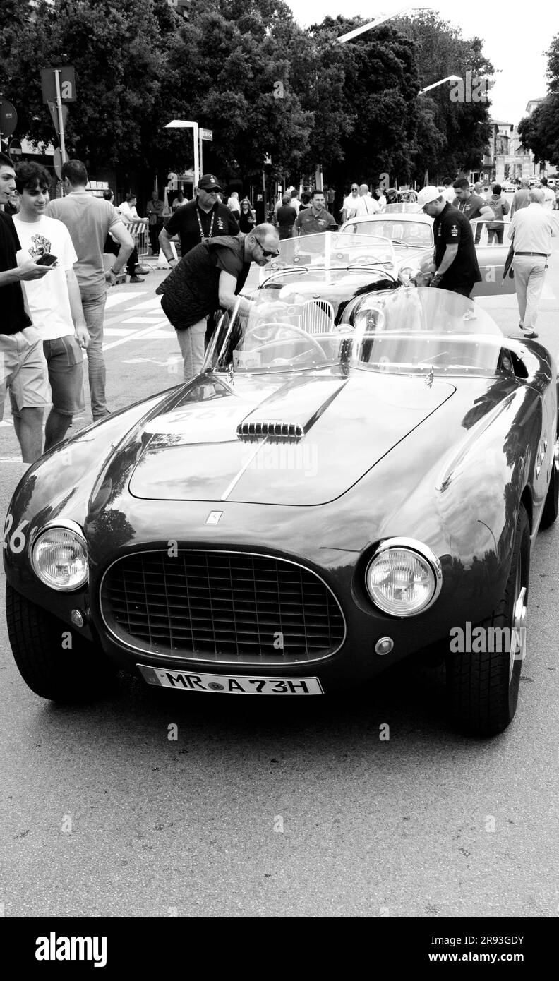 Pesaro , ITALIA - giu 14 - 2023 : FERRARI 250 MM SPIDER VIGNALE 1953 su una vecchia auto da corsa nel rally mille miglia 2023 la famosa corsa storica italiana Foto Stock