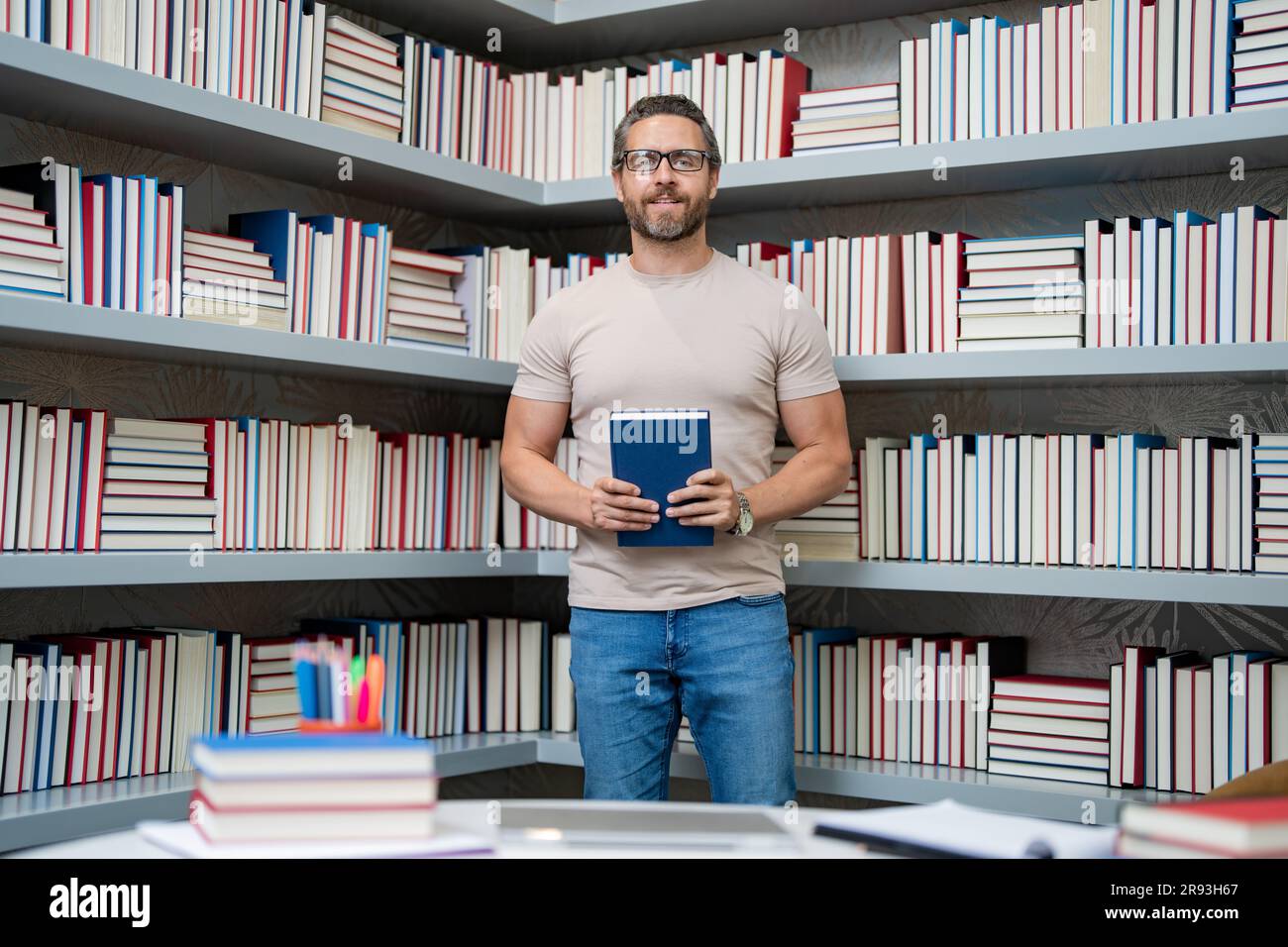 Insegnante tutor in classe scolastica. Conoscenza, istruzione. Uomo con lezioni di insegnamento di libri in classe. Esame universitario. Studia insegna al college. Educatore Foto Stock