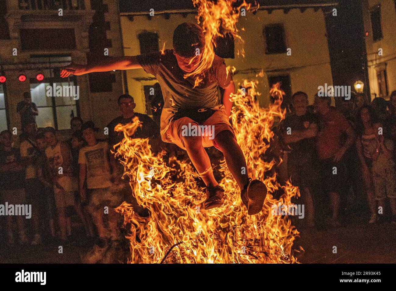 Vodnjan, Croazia. 23 giugno 2023. La gente salta sul fuoco come parte della celebrazione dei falò della vigilia di San Giovanni nella piazza principale di Vodnjan, in Croazia, il 23 giugno 2023. I tradizionali falò da tostare sono il modo in cui i vecchi croati celebrano l'inizio dell'estate. Foto: Strecko Niketic/PIXSELL credito: Pixsell/Alamy Live News Foto Stock