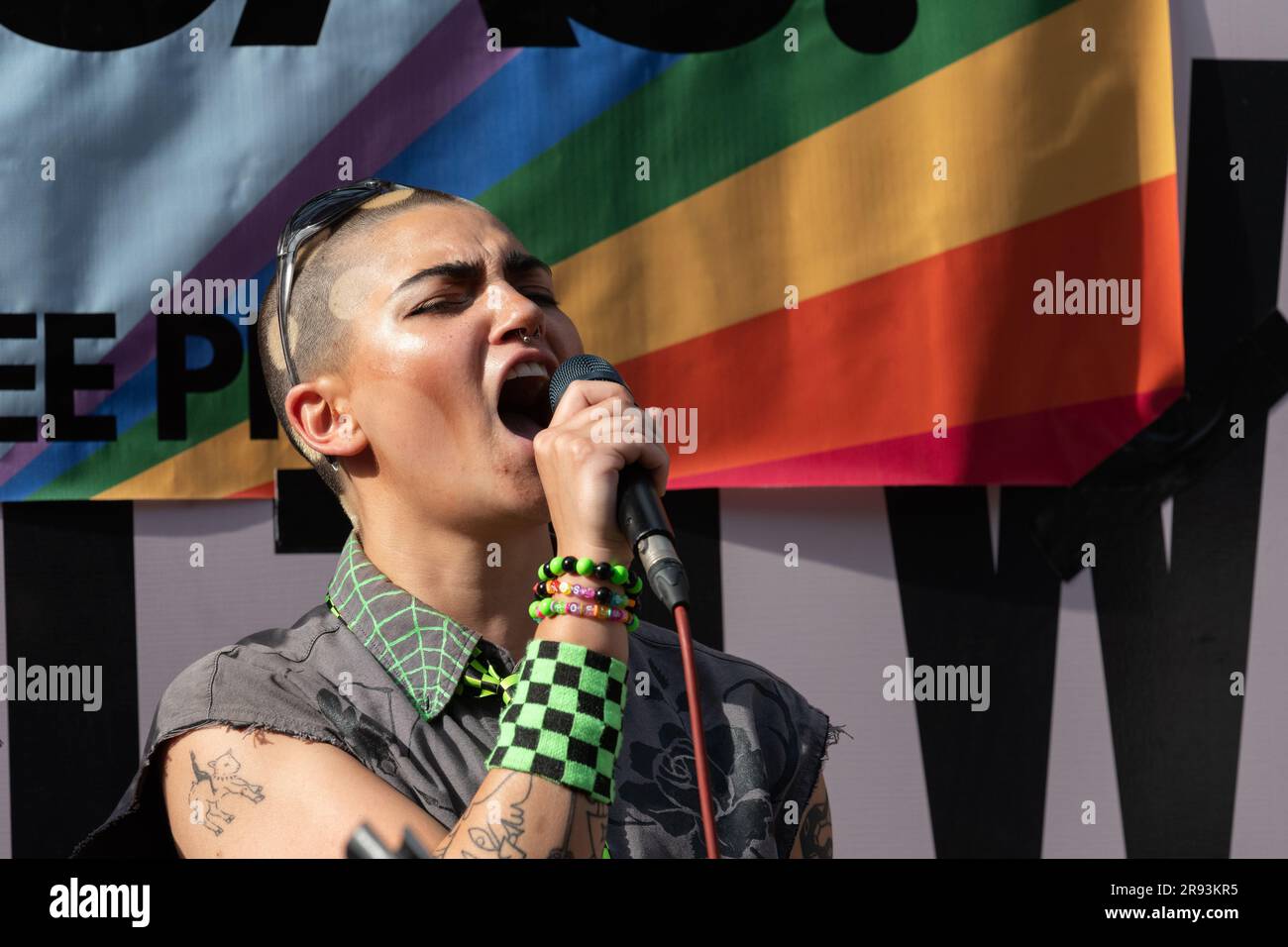 Londra, Regno Unito. 23 giugno 2023. Gli attivisti del Fossil Free Pride tengono una vivace protesta fuori dalla cerimonia dei premi LGBT alla Brewery, nella City di Londra, contro gli sponsor aziendali che sostengono i premi. All'inizio di questa settimana gli organizzatori hanno abbandonato le compagnie petrolifere Shell e BP dopo che diversi ospiti di spicco hanno annunciato che non avrebbero partecipato ai premi sostenuti da quelli che gli attivisti chiamano "criminali climatici". Crediti: Ron Fassbender/Alamy Live News Foto Stock