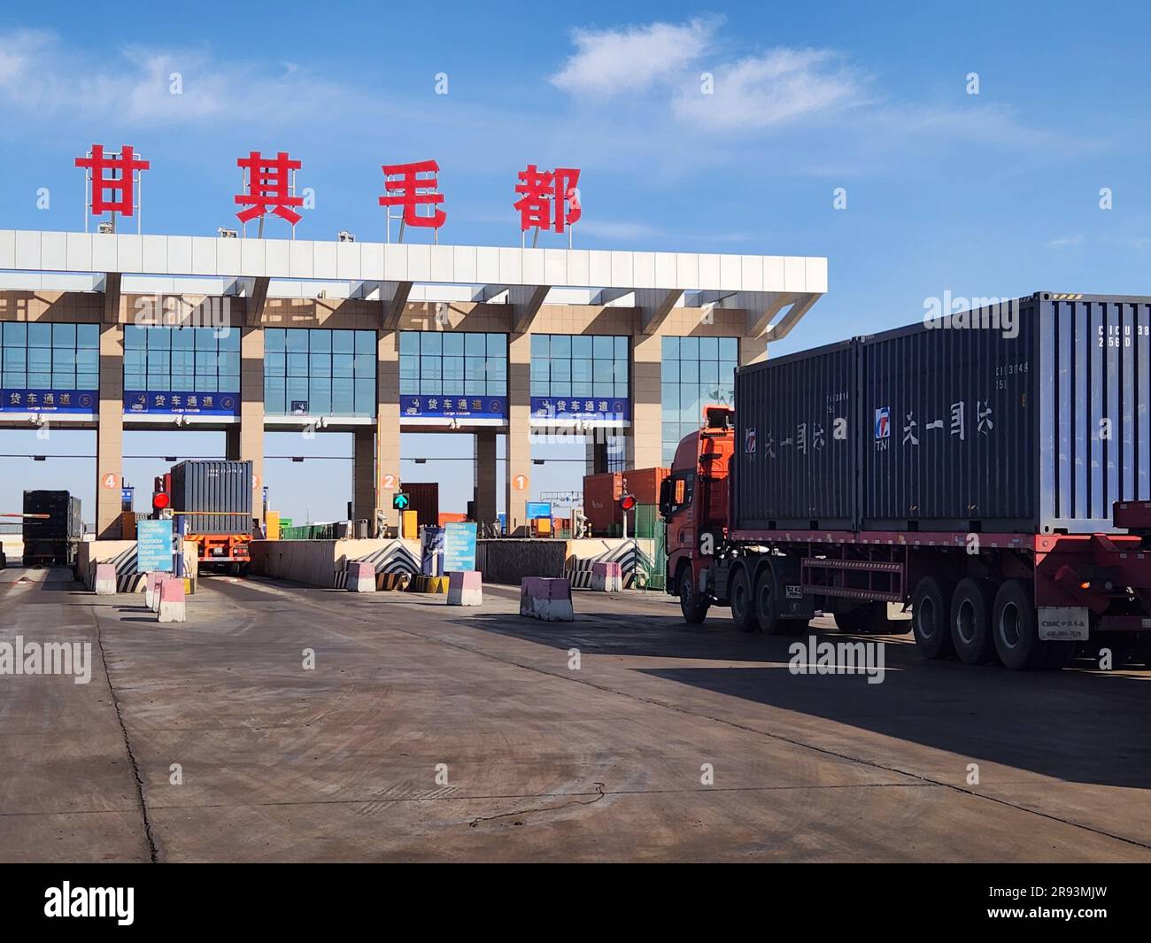 Hohhot. 21 giugno 2023. Questa foto scattata il 21 giugno 2023 mostra i camion merci ispezionati al porto di Ganqmod nella città di Bayannur, nella regione autonoma della Mongolia interna della Cina settentrionale. Il volume giornaliero di merci movimentate dal porto di Ganqmod, il più grande porto autostradale sul confine tra Cina e Mongolia, ha superato le 170.000 tonnellate fino ad oggi quest'anno, l'amministrazione portuale ha detto giovedì.PER ANDARE CON "il porto di frontiera Cina-Mongolia gestisce un volume record di merci giornaliere" credito: Li Yunping/Xinhua/Alamy Live News Foto Stock