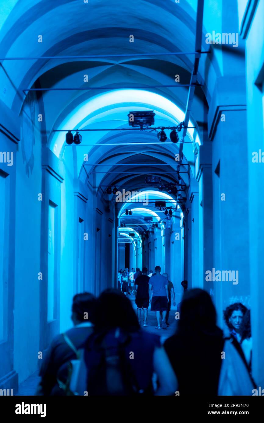 Bologna, Italia - 23 giugno 2023: Passeggia di notte sotto i portici che conducono al santuario di San Luca illuminato per la prima edizione del Bo Foto Stock