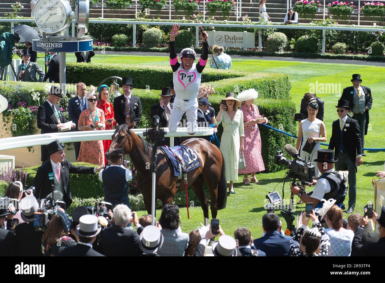 Ascot, Berkshire, Regno Unito. 23 giugno 2023. Frankie Dettori ha vinto la prima gara di Albany Stakes a Royal Ascot oggi a cavallo porta fortuna. Ha entusiasmato la folla che stava facendo il suo volo per scendere. Il ballerino Oti Mabuse ha fatto la presentazione ai proprietari vincitori e allenatore Donnacha o'Brien. Frankie Dettori ricevette anche un premio per la sua 80a vittoria alla Royal Ascot. Credito: Maureen McLean/Alamy Live News Foto Stock Ascot, Berkshire, Regno Unito. 23 giugno 2023. Frankie Dettori ha vinto la prima gara di Albany Stakes a Royal Ascot oggi a cavallo porta fortuna. Ha entusiasmato la folla che stava facendo il suo volo per scendere. Il ballerino Oti Mabuse ha fatto la presentazione ai proprietari vincitori e allenatore Donnacha o'Brien. Frankie Dettori ricevette anche un premio per la sua 80a vittoria alla Royal Ascot. Credito: Maureen McLean/Alamy Live News Foto Stock