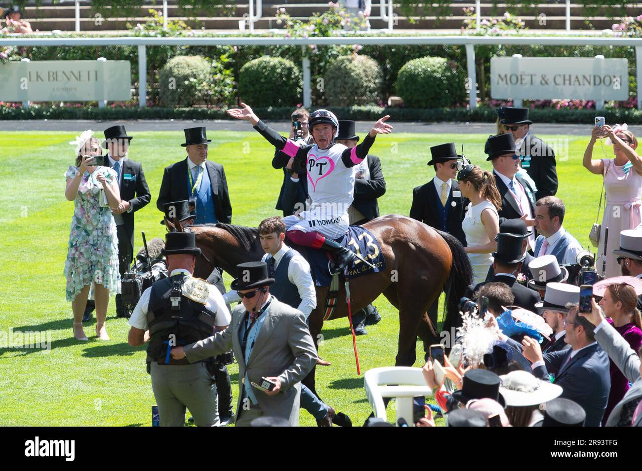 Ascot, Berkshire, Regno Unito. 23 giugno 2023. Frankie Dettori ha vinto la prima gara di Albany Stakes a Royal Ascot oggi a cavallo porta fortuna. Ha entusiasmato la folla che stava facendo il suo volo per scendere. Il ballerino Oti Mabuse ha fatto la presentazione ai proprietari vincitori e allenatore Donnacha o'Brien. Frankie Dettori ricevette anche un premio per la sua 80a vittoria alla Royal Ascot. Credito: Maureen McLean/Alamy Live News Foto Stock Ascot, Berkshire, Regno Unito. 23 giugno 2023. Frankie Dettori ha vinto la prima gara di Albany Stakes a Royal Ascot oggi a cavallo porta fortuna. Ha entusiasmato la folla che stava facendo il suo volo per scendere. Il ballerino Oti Mabuse ha fatto la presentazione ai proprietari vincitori e allenatore Donnacha o'Brien. Frankie Dettori ricevette anche un premio per la sua 80a vittoria alla Royal Ascot. Credito: Maureen McLean/Alamy Live News Foto Stock