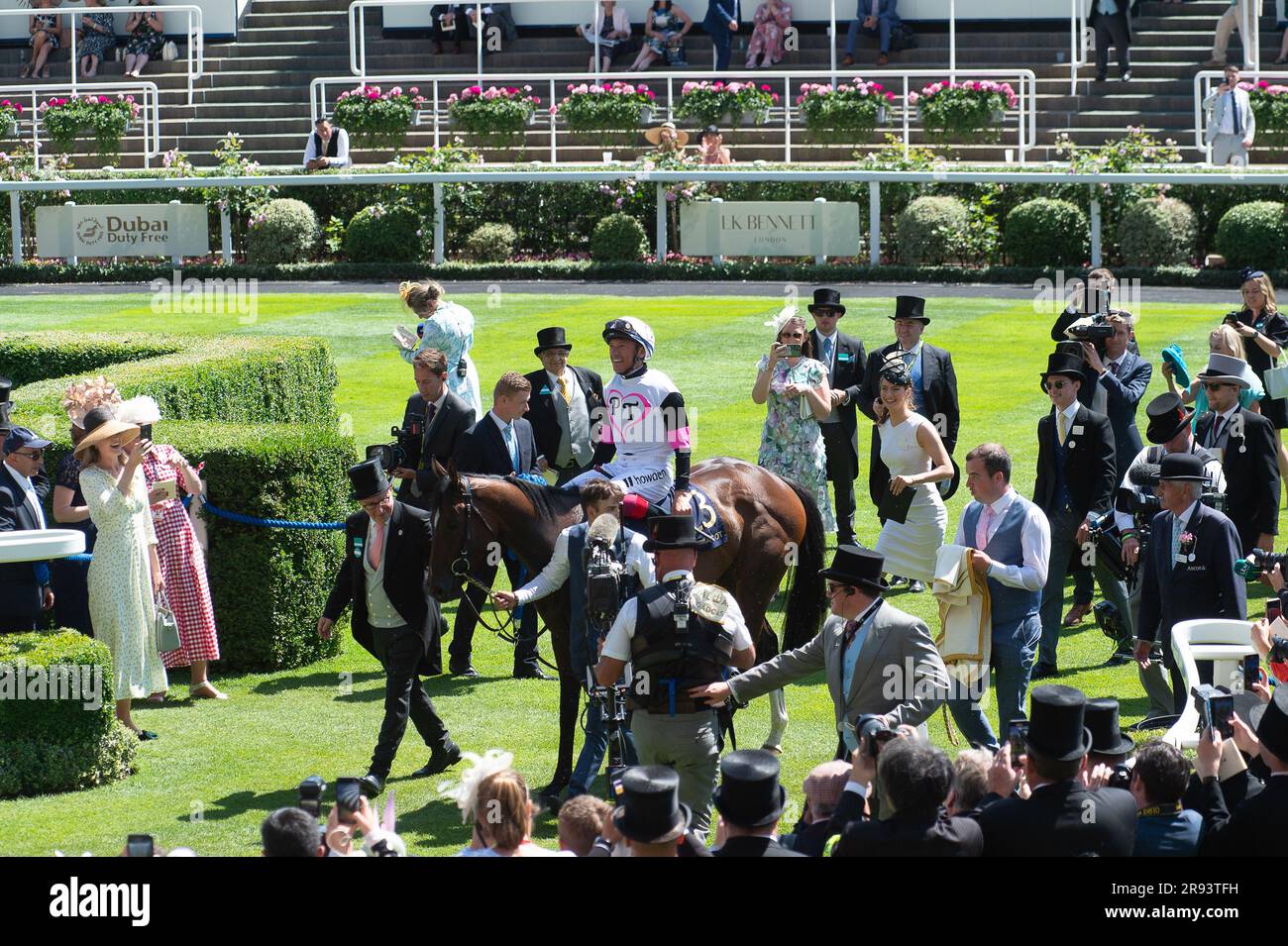 Ascot, Berkshire, Regno Unito. 23 giugno 2023. Frankie Dettori ha vinto la prima gara di Albany Stakes a Royal Ascot oggi a cavallo porta fortuna. Ha entusiasmato la folla che stava facendo il suo volo per scendere. Il ballerino Oti Mabuse ha fatto la presentazione ai proprietari vincitori e allenatore Donnacha o'Brien. Frankie Dettori ricevette anche un premio per la sua 80a vittoria alla Royal Ascot. Credito: Maureen McLean/Alamy Live News Foto Stock Ascot, Berkshire, Regno Unito. 23 giugno 2023. Frankie Dettori ha vinto la prima gara di Albany Stakes a Royal Ascot oggi a cavallo porta fortuna. Ha entusiasmato la folla che stava facendo il suo volo per scendere. Il ballerino Oti Mabuse ha fatto la presentazione ai proprietari vincitori e allenatore Donnacha o'Brien. Frankie Dettori ricevette anche un premio per la sua 80a vittoria alla Royal Ascot. Credito: Maureen McLean/Alamy Live News Foto Stock