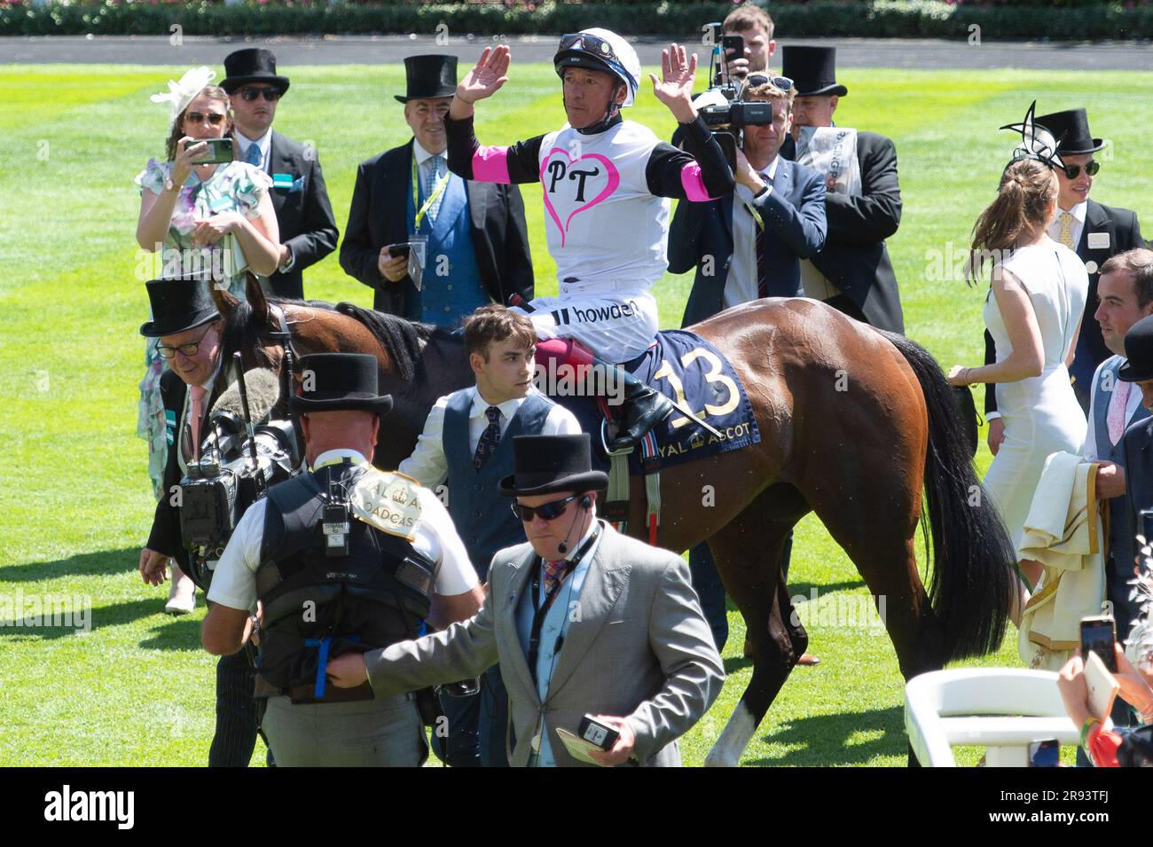 Ascot, Berkshire, Regno Unito. 23 giugno 2023. Frankie Dettori ha vinto la prima gara di Albany Stakes a Royal Ascot oggi a cavallo porta fortuna. Ha entusiasmato la folla che stava facendo il suo volo per scendere. Il ballerino Oti Mabuse ha fatto la presentazione ai proprietari vincitori e allenatore Donnacha o'Brien. Frankie Dettori ricevette anche un premio per la sua 80a vittoria alla Royal Ascot. Credito: Maureen McLean/Alamy Live News Foto Stock Ascot, Berkshire, Regno Unito. 23 giugno 2023. Frankie Dettori ha vinto la prima gara di Albany Stakes a Royal Ascot oggi a cavallo porta fortuna. Ha entusiasmato la folla che stava facendo il suo volo per scendere. Il ballerino Oti Mabuse ha fatto la presentazione ai proprietari vincitori e allenatore Donnacha o'Brien. Frankie Dettori ricevette anche un premio per la sua 80a vittoria alla Royal Ascot. Credito: Maureen McLean/Alamy Live News Foto Stock