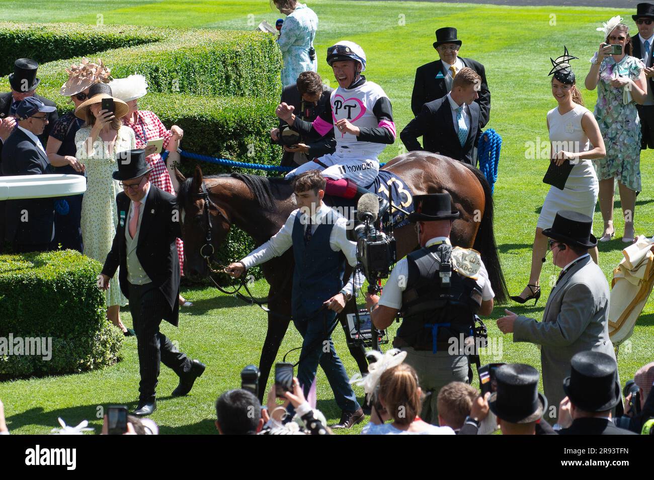 Ascot, Berkshire, Regno Unito. 23 giugno 2023. Frankie Dettori ha vinto la prima gara di Albany Stakes a Royal Ascot oggi a cavallo porta fortuna. Ha entusiasmato la folla che stava facendo il suo volo per scendere. Il ballerino Oti Mabuse ha fatto la presentazione ai proprietari vincitori e allenatore Donnacha o'Brien. Frankie Dettori ricevette anche un premio per la sua 80a vittoria alla Royal Ascot. Credito: Maureen McLean/Alamy Live News Foto Stock Ascot, Berkshire, Regno Unito. 23 giugno 2023. Frankie Dettori ha vinto la prima gara di Albany Stakes a Royal Ascot oggi a cavallo porta fortuna. Ha entusiasmato la folla che stava facendo il suo volo per scendere. Il ballerino Oti Mabuse ha fatto la presentazione ai proprietari vincitori e allenatore Donnacha o'Brien. Frankie Dettori ricevette anche un premio per la sua 80a vittoria alla Royal Ascot. Credito: Maureen McLean/Alamy Live News Foto Stock