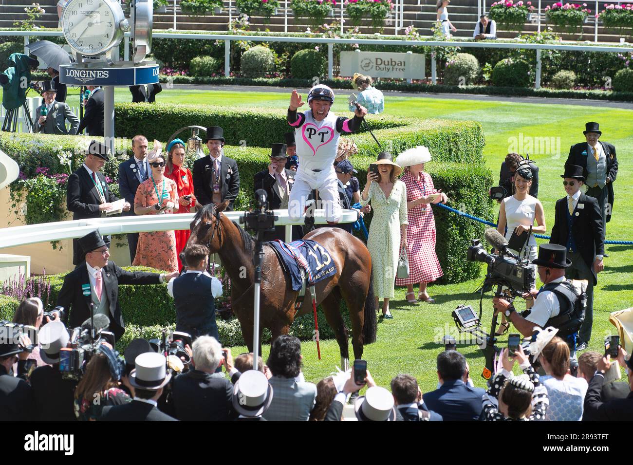 Ascot, Berkshire, Regno Unito. 23 giugno 2023. Frankie Dettori ha vinto la prima gara di Albany Stakes a Royal Ascot oggi a cavallo porta fortuna. Ha entusiasmato la folla che stava facendo il suo volo per scendere. Il ballerino Oti Mabuse ha fatto la presentazione ai proprietari vincitori e allenatore Donnacha o'Brien. Frankie Dettori ricevette anche un premio per la sua 80a vittoria alla Royal Ascot. Credito: Maureen McLean/Alamy Live News Foto Stock Ascot, Berkshire, Regno Unito. 23 giugno 2023. Frankie Dettori ha vinto la prima gara di Albany Stakes a Royal Ascot oggi a cavallo porta fortuna. Ha entusiasmato la folla che stava facendo il suo volo per scendere. Il ballerino Oti Mabuse ha fatto la presentazione ai proprietari vincitori e allenatore Donnacha o'Brien. Frankie Dettori ricevette anche un premio per la sua 80a vittoria alla Royal Ascot. Credito: Maureen McLean/Alamy Live News Foto Stock