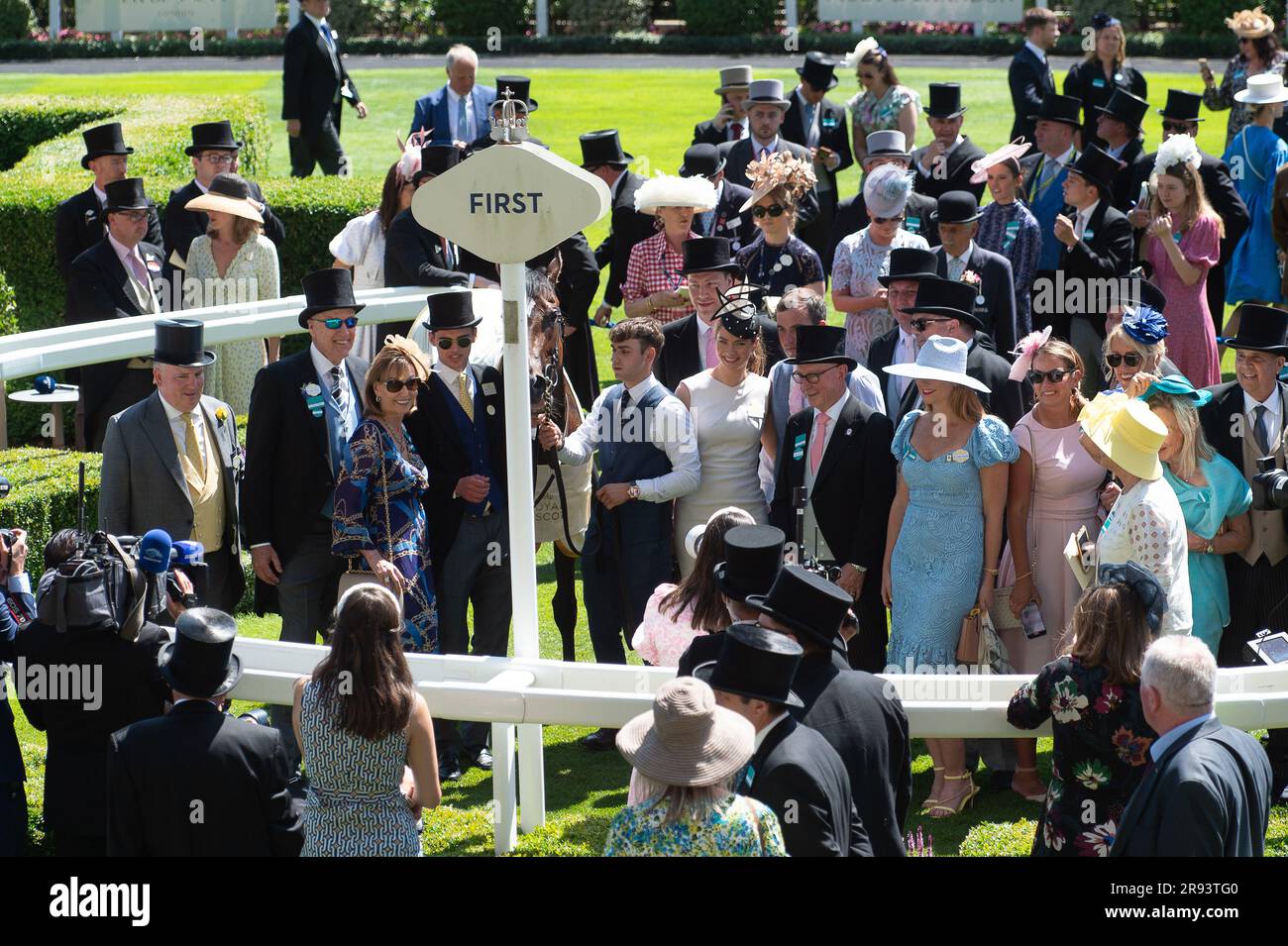 Ascot, Berkshire, Regno Unito. 23 giugno 2023. Frankie Dettori ha vinto la prima gara di Albany Stakes a Royal Ascot oggi a cavallo porta fortuna. Ha entusiasmato la folla che stava facendo il suo volo per scendere. Il ballerino Oti Mabuse ha fatto la presentazione ai proprietari vincitori e allenatore Donnacha o'Brien. Frankie Dettori ricevette anche un premio per la sua 80a vittoria alla Royal Ascot. Credito: Maureen McLean/Alamy Live News Foto Stock Ascot, Berkshire, Regno Unito. 23 giugno 2023. Frankie Dettori ha vinto la prima gara di Albany Stakes a Royal Ascot oggi a cavallo porta fortuna. Ha entusiasmato la folla che stava facendo il suo volo per scendere. Il ballerino Oti Mabuse ha fatto la presentazione ai proprietari vincitori e allenatore Donnacha o'Brien. Frankie Dettori ricevette anche un premio per la sua 80a vittoria alla Royal Ascot. Credito: Maureen McLean/Alamy Live News Foto Stock