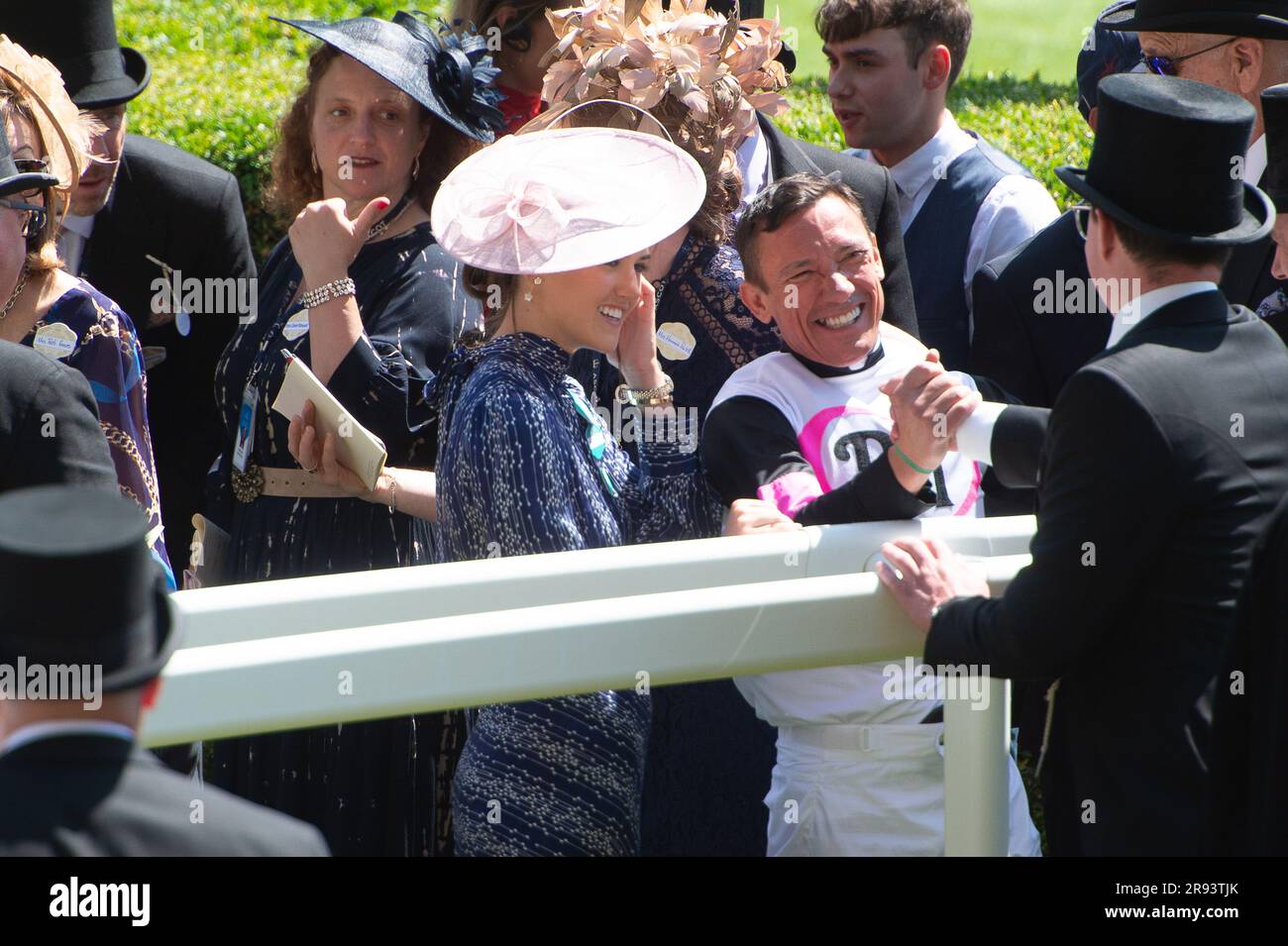 Ascot, Berkshire, Regno Unito. 23 giugno 2023. Frankie Dettori ha vinto la prima gara di Albany Stakes a Royal Ascot oggi a cavallo porta fortuna. Ha entusiasmato la folla che stava facendo il suo volo per scendere. Il ballerino Oti Mabuse ha fatto la presentazione ai proprietari vincitori e allenatore Donnacha o'Brien. Frankie Dettori ricevette anche un premio per la sua 80a vittoria alla Royal Ascot. Credito: Maureen McLean/Alamy Live News Foto Stock Ascot, Berkshire, Regno Unito. 23 giugno 2023. Frankie Dettori ha vinto la prima gara di Albany Stakes a Royal Ascot oggi a cavallo porta fortuna. Ha entusiasmato la folla che stava facendo il suo volo per scendere. Il ballerino Oti Mabuse ha fatto la presentazione ai proprietari vincitori e allenatore Donnacha o'Brien. Frankie Dettori ricevette anche un premio per la sua 80a vittoria alla Royal Ascot. Credito: Maureen McLean/Alamy Live News Foto Stock