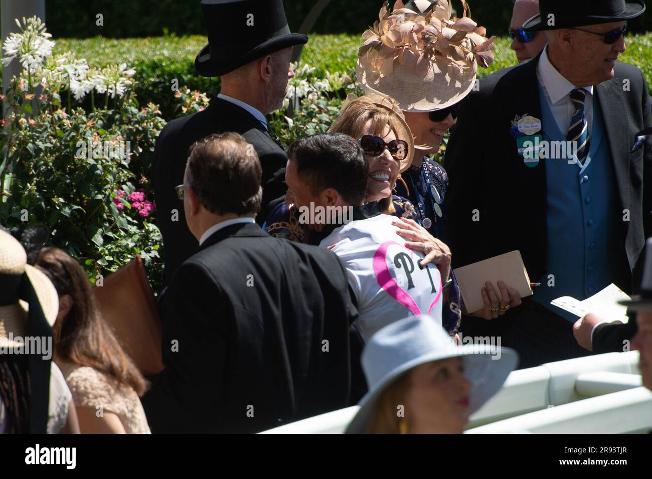Ascot, Berkshire, Regno Unito. 23 giugno 2023. Frankie Dettori ha vinto la prima gara di Albany Stakes a Royal Ascot oggi a cavallo porta fortuna. Ha entusiasmato la folla che stava facendo il suo volo per scendere. Il ballerino Oti Mabuse ha fatto la presentazione ai proprietari vincitori e allenatore Donnacha o'Brien. Frankie Dettori ricevette anche un premio per la sua 80a vittoria alla Royal Ascot. Credito: Maureen McLean/Alamy Live News Foto Stock Ascot, Berkshire, Regno Unito. 23 giugno 2023. Frankie Dettori ha vinto la prima gara di Albany Stakes a Royal Ascot oggi a cavallo porta fortuna. Ha entusiasmato la folla che stava facendo il suo volo per scendere. Il ballerino Oti Mabuse ha fatto la presentazione ai proprietari vincitori e allenatore Donnacha o'Brien. Frankie Dettori ricevette anche un premio per la sua 80a vittoria alla Royal Ascot. Credito: Maureen McLean/Alamy Live News Foto Stock