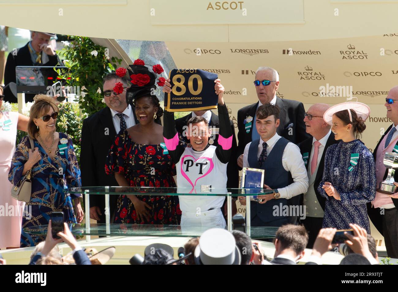 Ascot, Berkshire, Regno Unito. 23 giugno 2023. Frankie Dettori ha vinto la prima gara di Albany Stakes a Royal Ascot oggi a cavallo porta fortuna. Ha entusiasmato la folla che stava facendo il suo volo per scendere. Il ballerino Oti Mabuse ha fatto la presentazione ai proprietari vincitori e allenatore Donnacha o'Brien. Frankie Dettori ricevette anche un premio per la sua 80a vittoria alla Royal Ascot. Credito: Maureen McLean/Alamy Live News Foto Stock Ascot, Berkshire, Regno Unito. 23 giugno 2023. Frankie Dettori ha vinto la prima gara di Albany Stakes a Royal Ascot oggi a cavallo porta fortuna. Ha entusiasmato la folla che stava facendo il suo volo per scendere. Il ballerino Oti Mabuse ha fatto la presentazione ai proprietari vincitori e allenatore Donnacha o'Brien. Frankie Dettori ricevette anche un premio per la sua 80a vittoria alla Royal Ascot. Credito: Maureen McLean/Alamy Live News Foto Stock