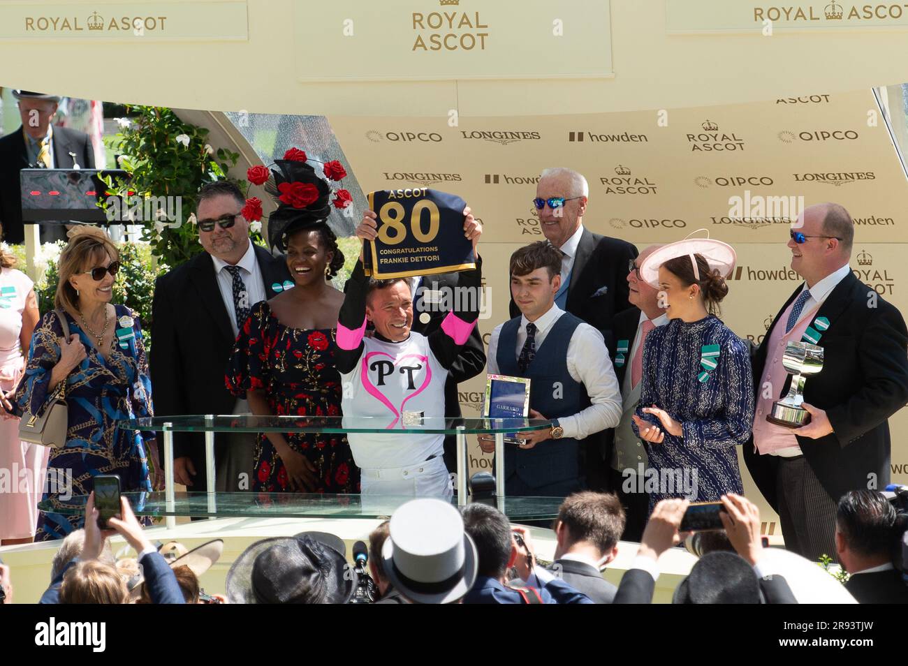 Ascot, Berkshire, Regno Unito. 23 giugno 2023. Frankie Dettori ha vinto la prima gara di Albany Stakes a Royal Ascot oggi a cavallo porta fortuna. Ha entusiasmato la folla che stava facendo il suo volo per scendere. Il ballerino Oti Mabuse ha fatto la presentazione ai proprietari vincitori e allenatore Donnacha o'Brien. Frankie Dettori ricevette anche un premio per la sua 80a vittoria alla Royal Ascot. Credito: Maureen McLean/Alamy Live News Foto Stock Ascot, Berkshire, Regno Unito. 23 giugno 2023. Frankie Dettori ha vinto la prima gara di Albany Stakes a Royal Ascot oggi a cavallo porta fortuna. Ha entusiasmato la folla che stava facendo il suo volo per scendere. Il ballerino Oti Mabuse ha fatto la presentazione ai proprietari vincitori e allenatore Donnacha o'Brien. Frankie Dettori ricevette anche un premio per la sua 80a vittoria alla Royal Ascot. Credito: Maureen McLean/Alamy Live News Foto Stock