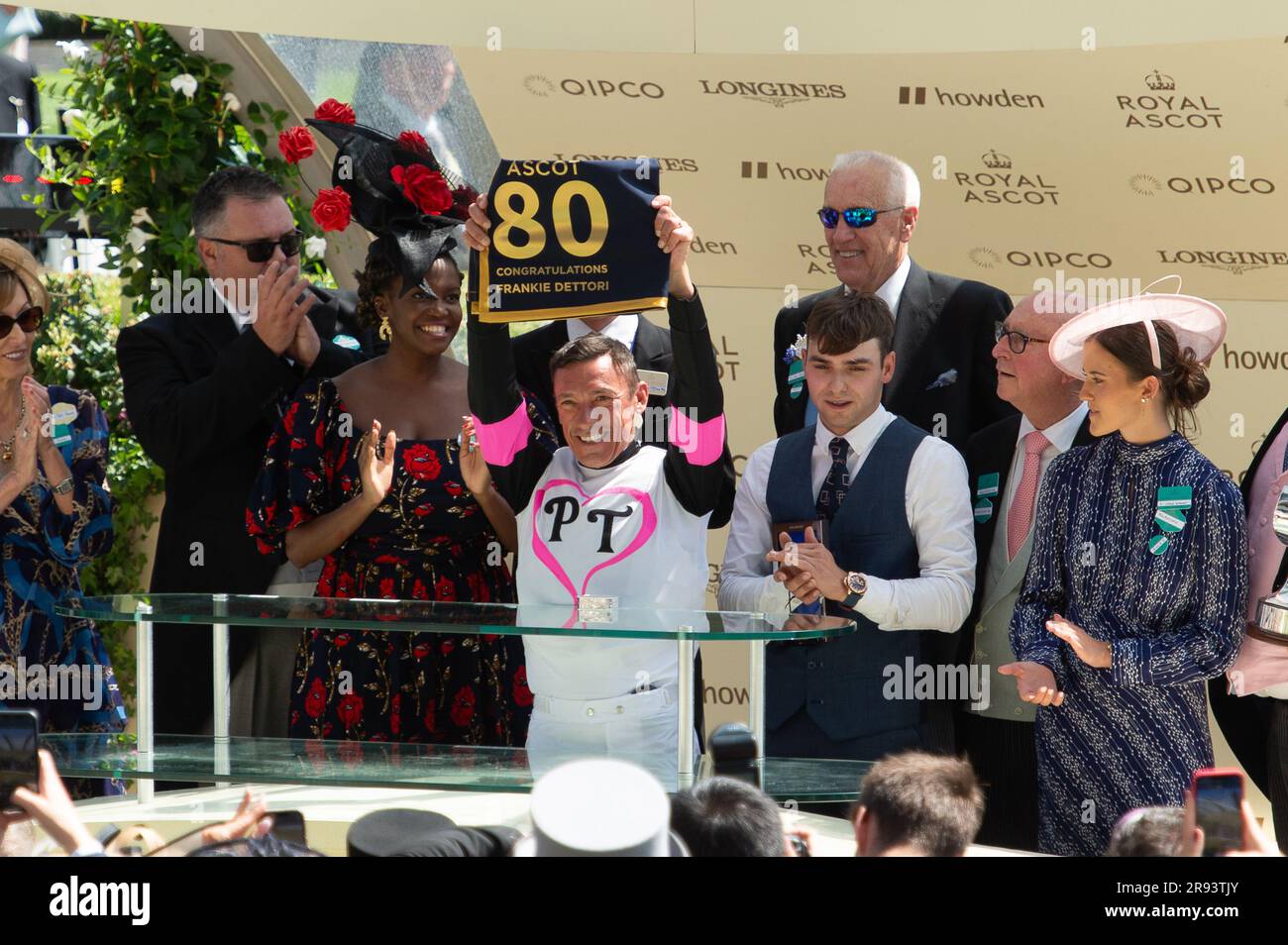 Ascot, Berkshire, Regno Unito. 23 giugno 2023. Frankie Dettori ha vinto la prima gara di Albany Stakes a Royal Ascot oggi a cavallo porta fortuna. Ha entusiasmato la folla che stava facendo il suo volo per scendere. Il ballerino Oti Mabuse ha fatto la presentazione ai proprietari vincitori e allenatore Donnacha o'Brien. Frankie Dettori ricevette anche un premio per la sua 80a vittoria alla Royal Ascot. Credito: Maureen McLean/Alamy Live News Foto Stock Ascot, Berkshire, Regno Unito. 23 giugno 2023. Frankie Dettori ha vinto la prima gara di Albany Stakes a Royal Ascot oggi a cavallo porta fortuna. Ha entusiasmato la folla che stava facendo il suo volo per scendere. Il ballerino Oti Mabuse ha fatto la presentazione ai proprietari vincitori e allenatore Donnacha o'Brien. Frankie Dettori ricevette anche un premio per la sua 80a vittoria alla Royal Ascot. Credito: Maureen McLean/Alamy Live News Foto Stock