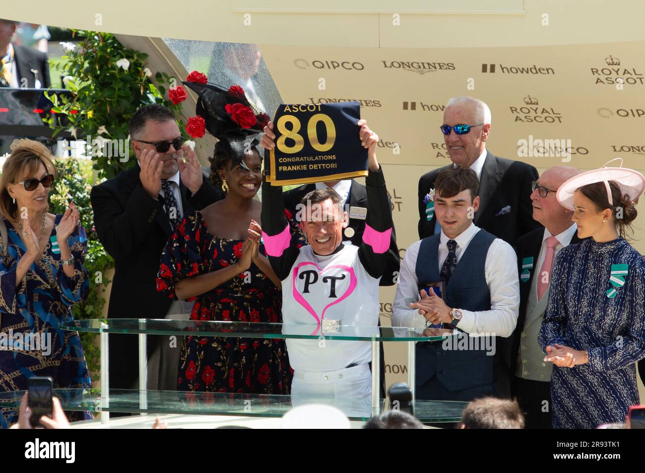 Ascot, Berkshire, Regno Unito. 23 giugno 2023. Frankie Dettori ha vinto la prima gara di Albany Stakes a Royal Ascot oggi a cavallo porta fortuna. Ha entusiasmato la folla che stava facendo il suo volo per scendere. Il ballerino Oti Mabuse ha fatto la presentazione ai proprietari vincitori e allenatore Donnacha o'Brien. Frankie Dettori ricevette anche un premio per la sua 80a vittoria alla Royal Ascot. Credito: Maureen McLean/Alamy Live News Foto Stock Ascot, Berkshire, Regno Unito. 23 giugno 2023. Frankie Dettori ha vinto la prima gara di Albany Stakes a Royal Ascot oggi a cavallo porta fortuna. Ha entusiasmato la folla che stava facendo il suo volo per scendere. Il ballerino Oti Mabuse ha fatto la presentazione ai proprietari vincitori e allenatore Donnacha o'Brien. Frankie Dettori ricevette anche un premio per la sua 80a vittoria alla Royal Ascot. Credito: Maureen McLean/Alamy Live News Foto Stock