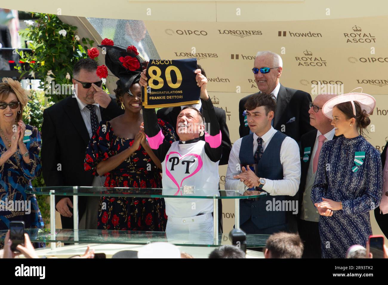 Ascot, Berkshire, Regno Unito. 23 giugno 2023. Frankie Dettori ha vinto la prima gara di Albany Stakes a Royal Ascot oggi a cavallo porta fortuna. Ha entusiasmato la folla che stava facendo il suo volo per scendere. Il ballerino Oti Mabuse ha fatto la presentazione ai proprietari vincitori e allenatore Donnacha o'Brien. Frankie Dettori ricevette anche un premio per la sua 80a vittoria alla Royal Ascot. Credito: Maureen McLean/Alamy Live News Foto Stock Ascot, Berkshire, Regno Unito. 23 giugno 2023. Frankie Dettori ha vinto la prima gara di Albany Stakes a Royal Ascot oggi a cavallo porta fortuna. Ha entusiasmato la folla che stava facendo il suo volo per scendere. Il ballerino Oti Mabuse ha fatto la presentazione ai proprietari vincitori e allenatore Donnacha o'Brien. Frankie Dettori ricevette anche un premio per la sua 80a vittoria alla Royal Ascot. Credito: Maureen McLean/Alamy Live News Foto Stock
