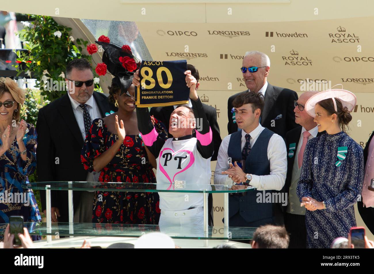 Ascot, Berkshire, Regno Unito. 23 giugno 2023. Frankie Dettori ha vinto la prima gara di Albany Stakes a Royal Ascot oggi a cavallo porta fortuna. Ha entusiasmato la folla che stava facendo il suo volo per scendere. Il ballerino Oti Mabuse ha fatto la presentazione ai proprietari vincitori e allenatore Donnacha o'Brien. Frankie Dettori ricevette anche un premio per la sua 80a vittoria alla Royal Ascot. Credito: Maureen McLean/Alamy Live News Foto Stock Ascot, Berkshire, Regno Unito. 23 giugno 2023. Frankie Dettori ha vinto la prima gara di Albany Stakes a Royal Ascot oggi a cavallo porta fortuna. Ha entusiasmato la folla che stava facendo il suo volo per scendere. Il ballerino Oti Mabuse ha fatto la presentazione ai proprietari vincitori e allenatore Donnacha o'Brien. Frankie Dettori ricevette anche un premio per la sua 80a vittoria alla Royal Ascot. Credito: Maureen McLean/Alamy Live News Foto Stock