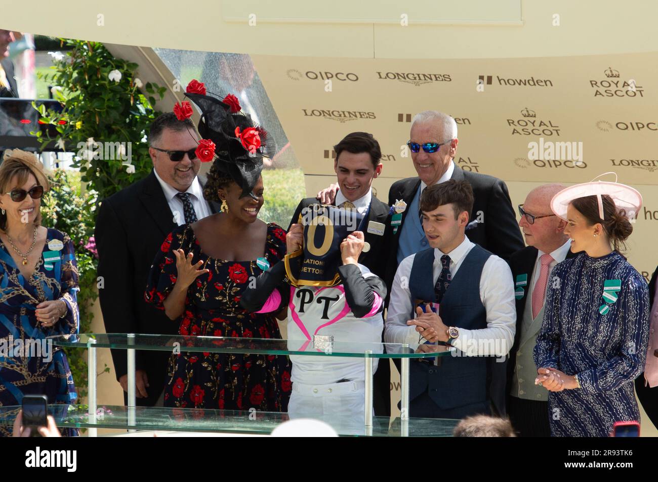 Ascot, Berkshire, Regno Unito. 23 giugno 2023. Frankie Dettori ha vinto la prima gara di Albany Stakes a Royal Ascot oggi a cavallo porta fortuna. Ha entusiasmato la folla che stava facendo il suo volo per scendere. Il ballerino Oti Mabuse ha fatto la presentazione ai proprietari vincitori e allenatore Donnacha o'Brien. Frankie Dettori ricevette anche un premio per la sua 80a vittoria alla Royal Ascot. Credito: Maureen McLean/Alamy Live News Foto Stock Ascot, Berkshire, Regno Unito. 23 giugno 2023. Frankie Dettori ha vinto la prima gara di Albany Stakes a Royal Ascot oggi a cavallo porta fortuna. Ha entusiasmato la folla che stava facendo il suo volo per scendere. Il ballerino Oti Mabuse ha fatto la presentazione ai proprietari vincitori e allenatore Donnacha o'Brien. Frankie Dettori ricevette anche un premio per la sua 80a vittoria alla Royal Ascot. Credito: Maureen McLean/Alamy Live News Foto Stock