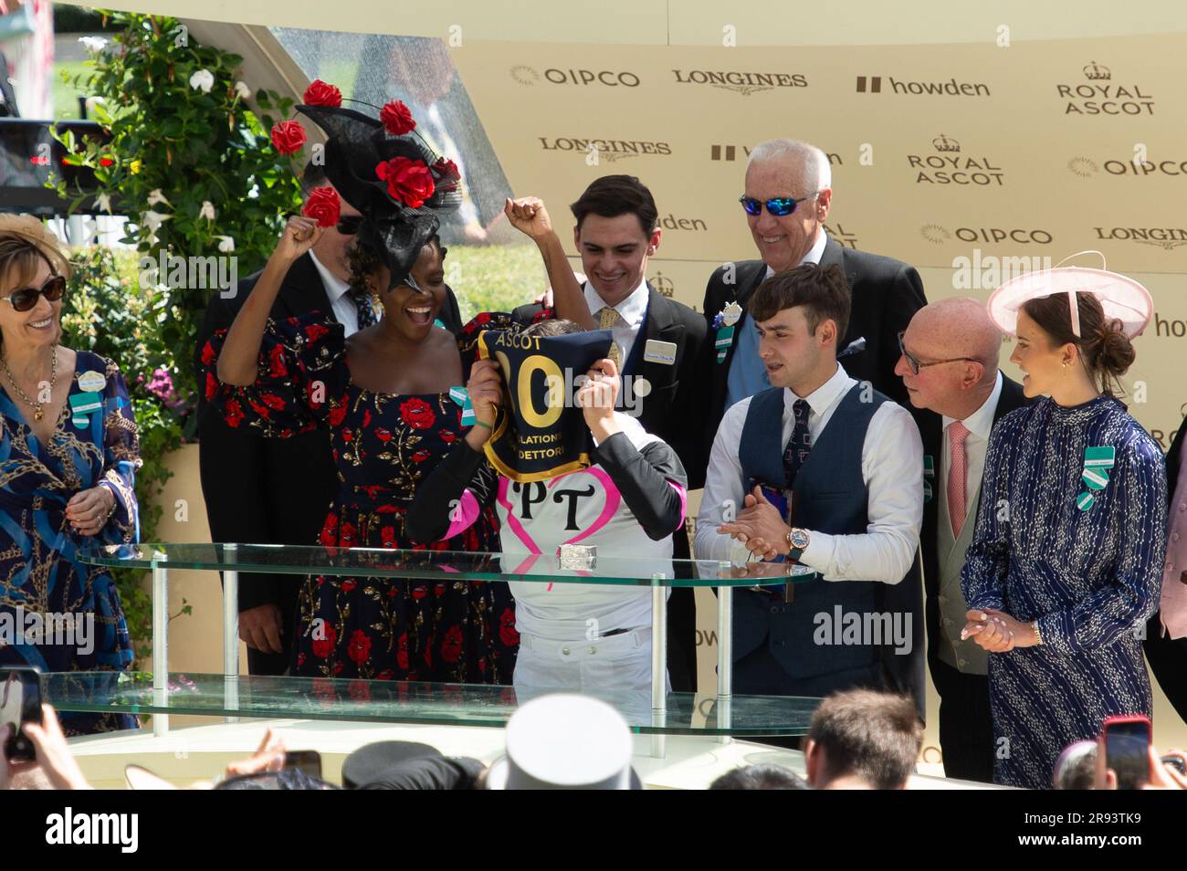Ascot, Berkshire, Regno Unito. 23 giugno 2023. Frankie Dettori ha vinto la prima gara di Albany Stakes a Royal Ascot oggi a cavallo porta fortuna. Ha entusiasmato la folla che stava facendo il suo volo per scendere. Il ballerino Oti Mabuse ha fatto la presentazione ai proprietari vincitori e allenatore Donnacha o'Brien. Frankie Dettori ricevette anche un premio per la sua 80a vittoria alla Royal Ascot. Credito: Maureen McLean/Alamy Live News Foto Stock Ascot, Berkshire, Regno Unito. 23 giugno 2023. Frankie Dettori ha vinto la prima gara di Albany Stakes a Royal Ascot oggi a cavallo porta fortuna. Ha entusiasmato la folla che stava facendo il suo volo per scendere. Il ballerino Oti Mabuse ha fatto la presentazione ai proprietari vincitori e allenatore Donnacha o'Brien. Frankie Dettori ricevette anche un premio per la sua 80a vittoria alla Royal Ascot. Credito: Maureen McLean/Alamy Live News Foto Stock
