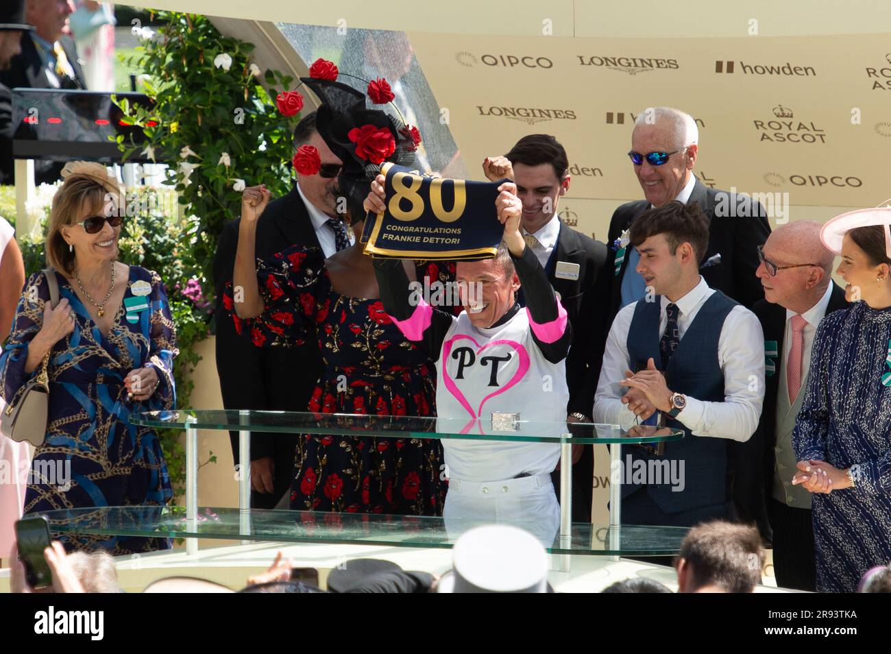 Ascot, Berkshire, Regno Unito. 23 giugno 2023. Frankie Dettori ha vinto la prima gara di Albany Stakes a Royal Ascot oggi a cavallo porta fortuna. Ha entusiasmato la folla che stava facendo il suo volo per scendere. Il ballerino Oti Mabuse ha fatto la presentazione ai proprietari vincitori e allenatore Donnacha o'Brien. Frankie Dettori ricevette anche un premio per la sua 80a vittoria alla Royal Ascot. Credito: Maureen McLean/Alamy Live News Foto Stock Ascot, Berkshire, Regno Unito. 23 giugno 2023. Frankie Dettori ha vinto la prima gara di Albany Stakes a Royal Ascot oggi a cavallo porta fortuna. Ha entusiasmato la folla che stava facendo il suo volo per scendere. Il ballerino Oti Mabuse ha fatto la presentazione ai proprietari vincitori e allenatore Donnacha o'Brien. Frankie Dettori ricevette anche un premio per la sua 80a vittoria alla Royal Ascot. Credito: Maureen McLean/Alamy Live News Foto Stock