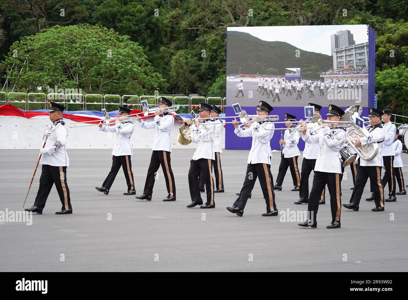 La banda di marcia della forza di polizia di Hong Kong marcia durante la parata. Una parata di polizia che passa fuori si tiene all'Hong Kong Police College. Più di un centinaio di agenti di polizia si sono diplomati al Collegio di polizia questo mese. La sfilata simboleggia che hanno finito di studiare al college di polizia e sono diventati un ufficiale di polizia formale d'ora in poi. Il vice Commissario della polizia (operazioni), Yuen Yuk-kin, è stato il responsabile della revisione alla sfilata di ispettori in prova e reclutano agenti di polizia. Foto Stock