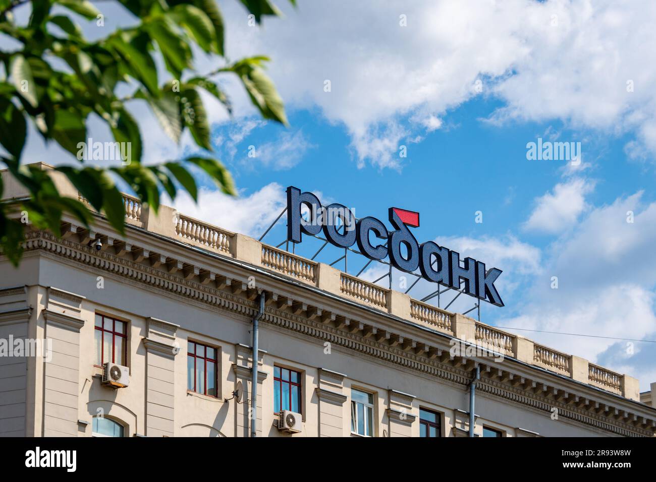 Firma e logo della banca russa Rosbank sul tetto di un edificio a Mosca, Federazione Russa Foto Stock