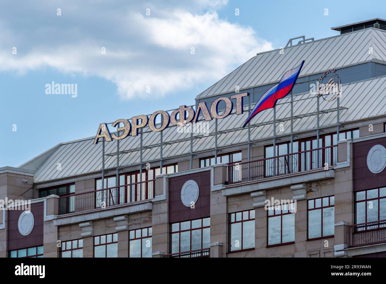 Cartello e logo sulla parte superiore dell'edificio che ospita la sede della compagnia aerea nazionale russa Aeroflot, situata all'inizio di Arbat Street Foto Stock