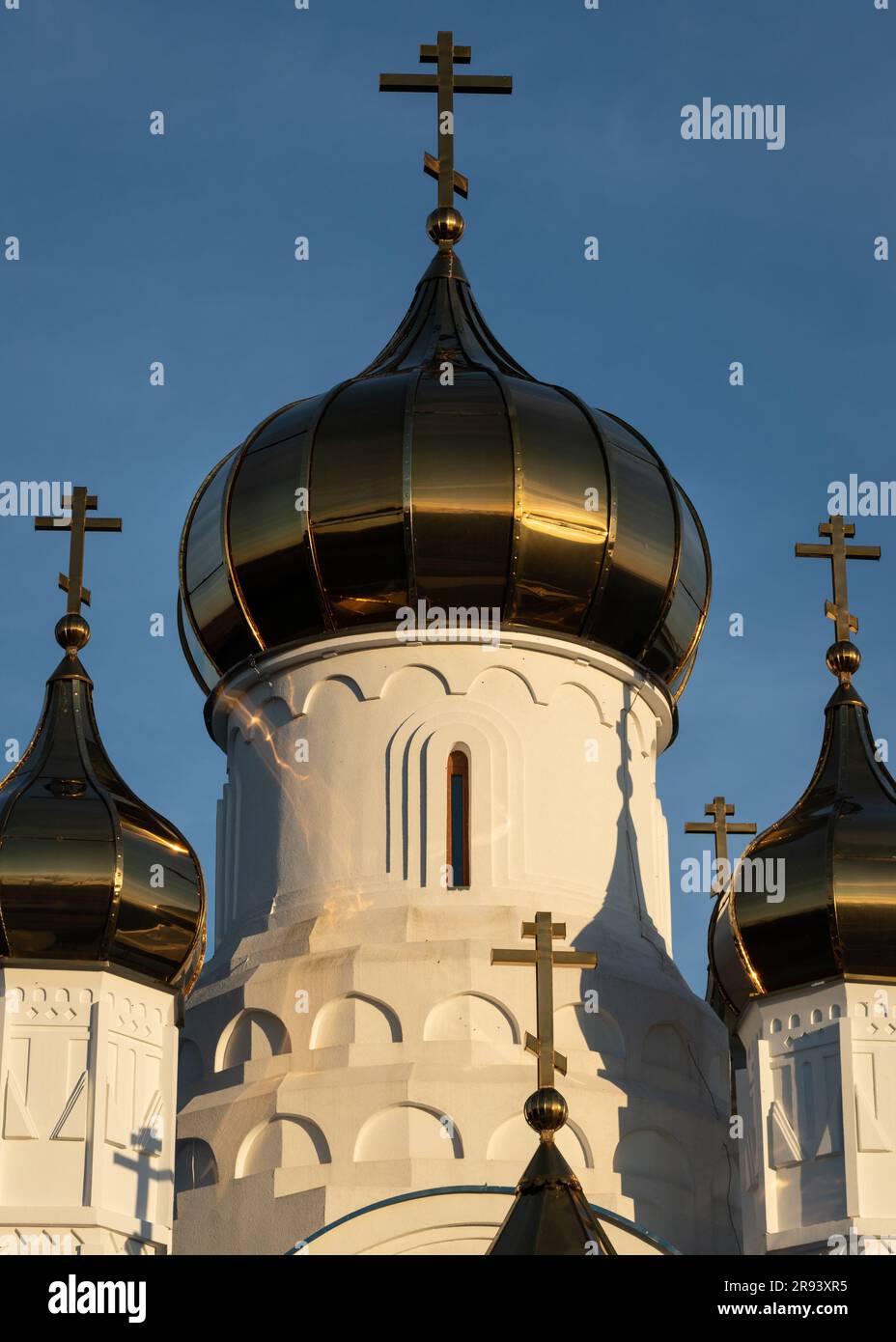 Cupola del monastero russo con croci russe contro il cielo blu Foto Stock