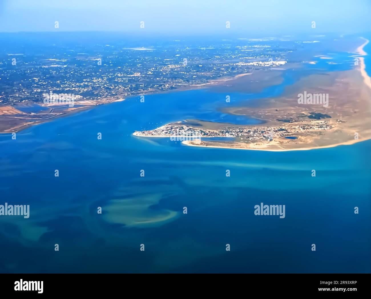 Volo sulla costa dell'Algarve del Portogallo con vista aerea Foto Stock