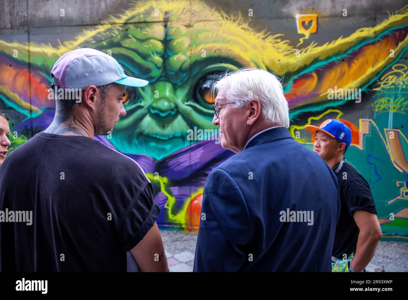 22 giugno 2023, Kirghizistan, Bischkek: Il presidente federale Frank-Walter Steinmeier visita il gruppo di artisti Basicolors e parla con gli spruzzatori davanti al muro dei graffiti. Gli artisti di graffiti Kyrgyz e tedeschi stanno progettando il progetto artistico. Oltre ai colloqui politici, la visita di stato di due giorni in Kirghizistan include anche incontri con gli studenti, una visita a una fabbrica di vetro e un tour del Parco Nazionale di Ala Archa. Foto: Jens Büttner/dpa Foto Stock